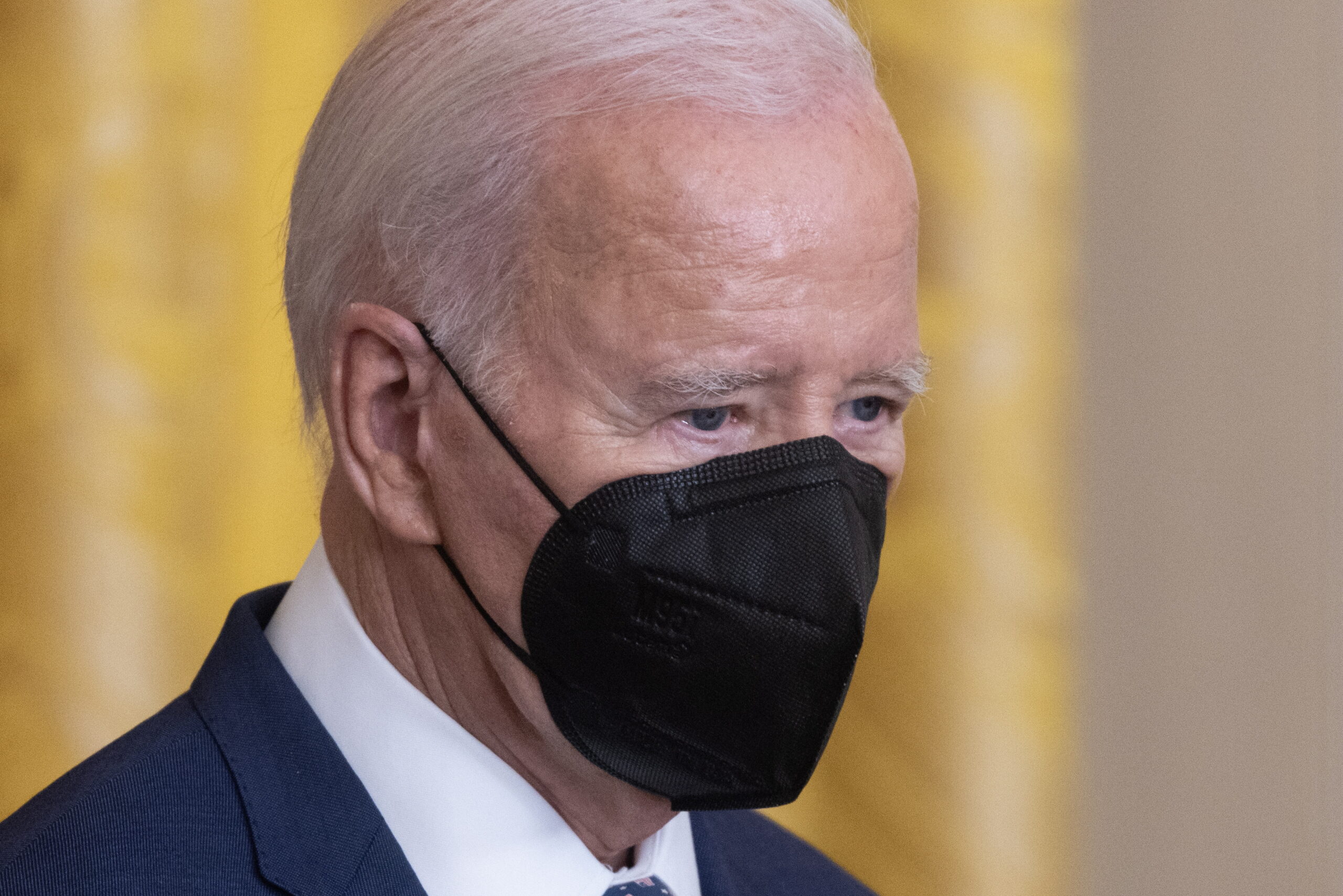 Joe Biden da negativo en nueva prueba de COVID-19 pero usará cubrebocas por precaución