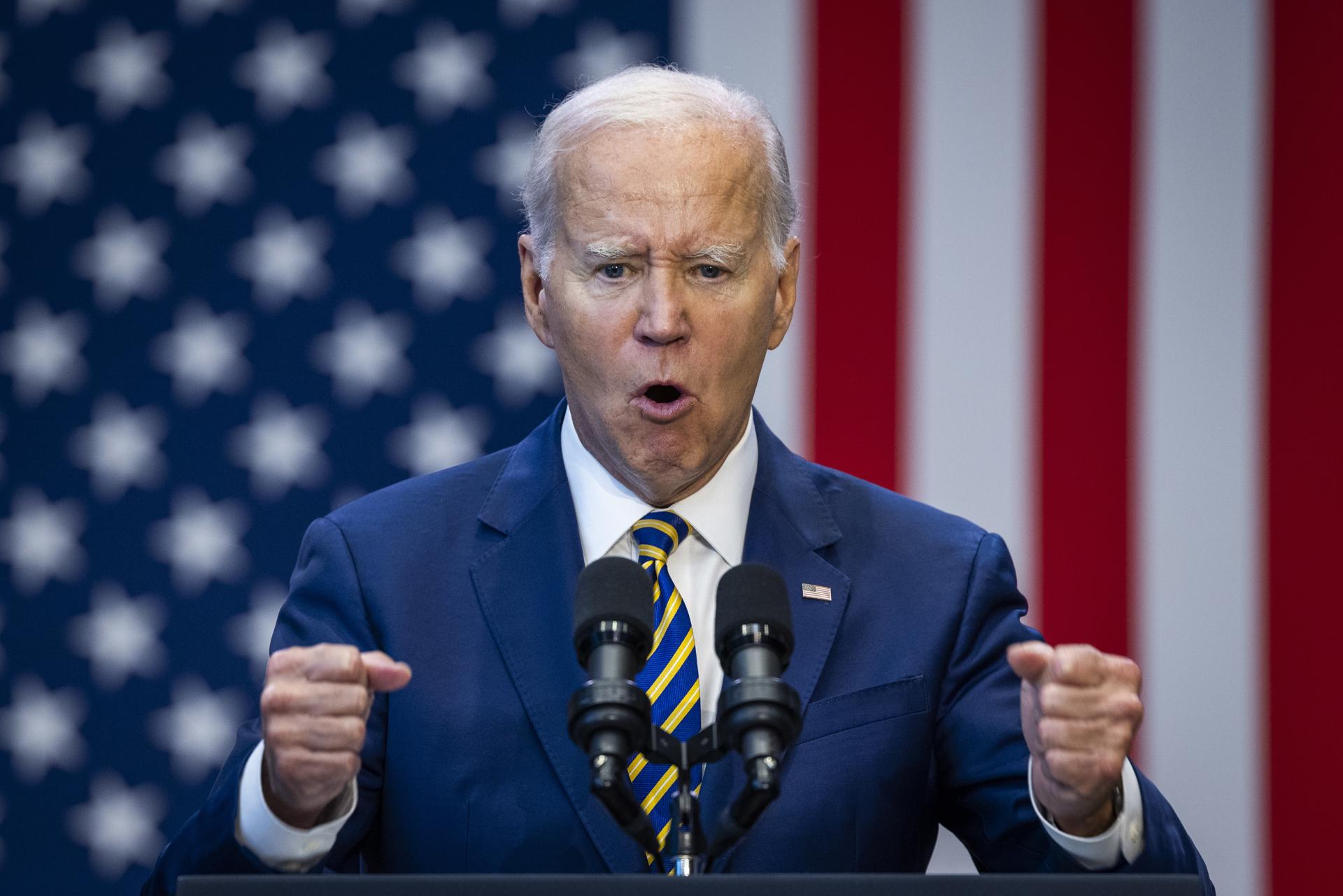 Un títere de Biden frente a la Casa Blanca para protestar contra sus políticas migratorias