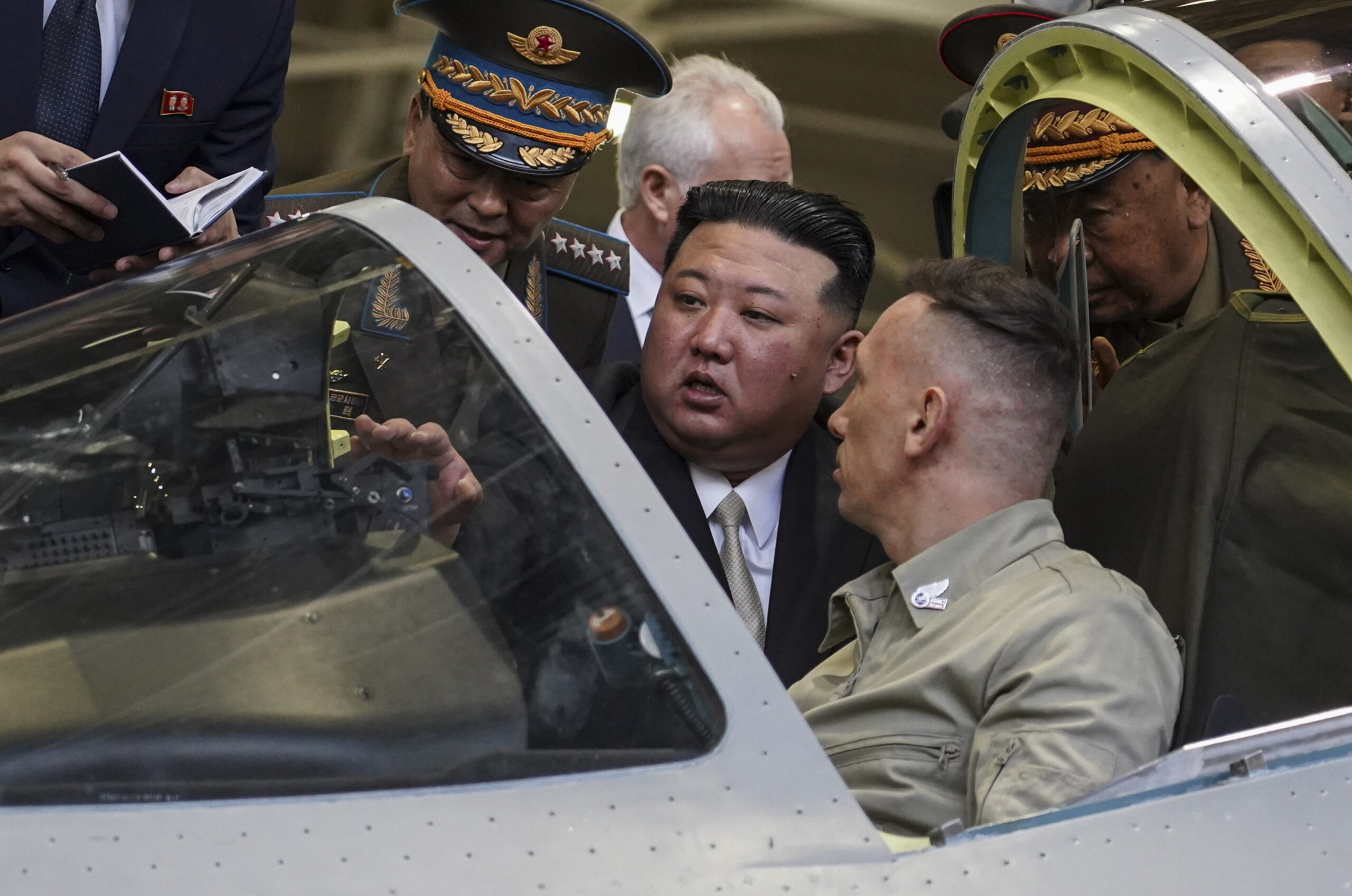 Kim Jong-un “impresionado” en su visita a fábricas de aviones en Rusia