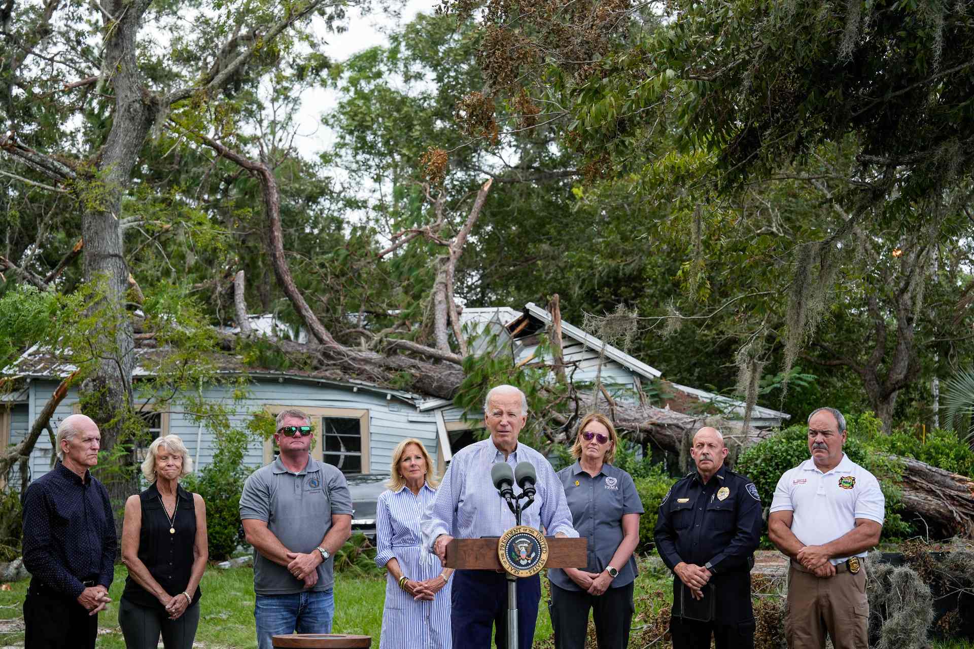 Biden recorre zona devastada por huracán Idalia y promete ayuda