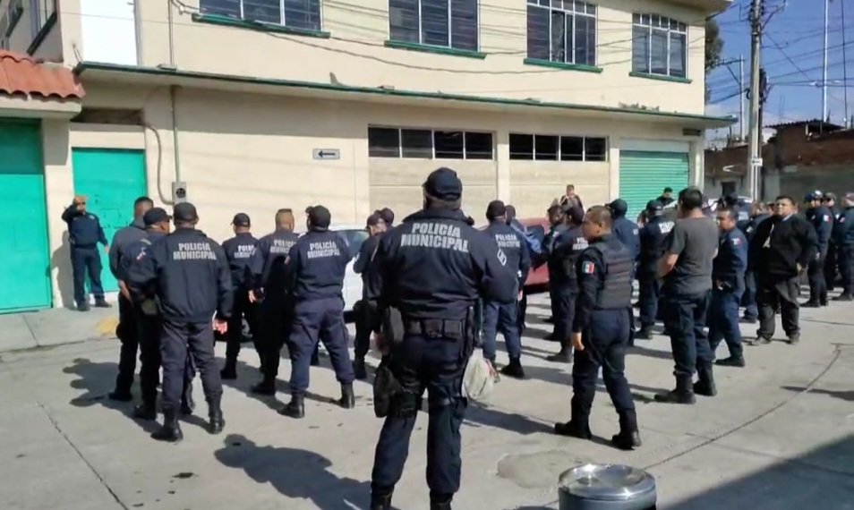 Policías de Tizayuca se van a paro de labores; piden destitución de mandos Policías de Tizayuca se van a paro de labores; piden destitución de mandos