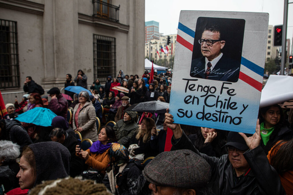 Allende, el referente de la izquierda latinoamericana actual incomprendido hace 50 años - manifestacion-en-chile-con-imagen-de-salvador-allende-1024x683
