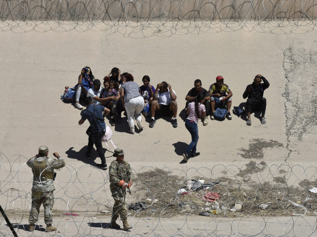 Juez federal bloquea las multas de Trump a migrantes por no salir de EE.UU.