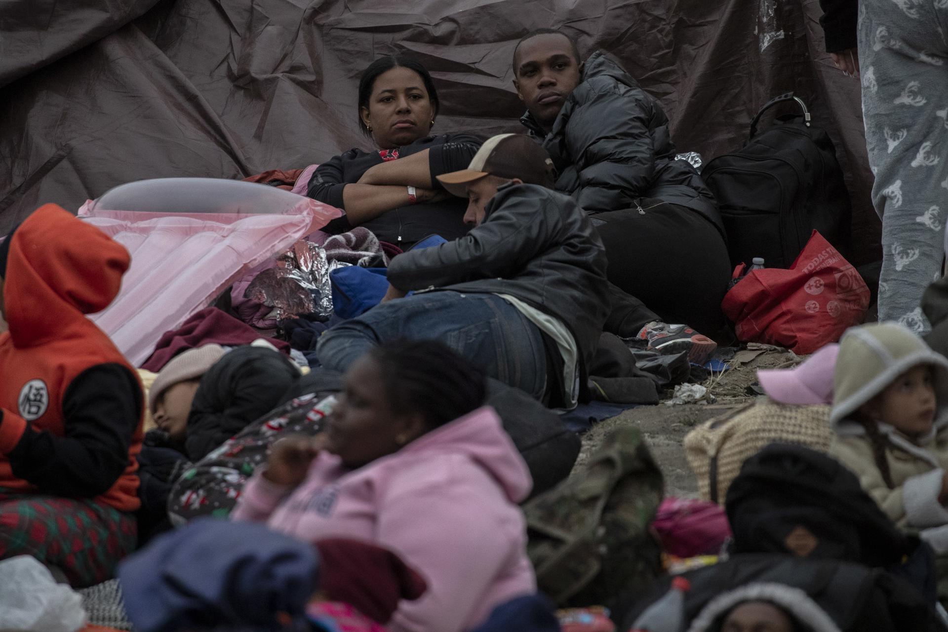 Desalojan migrantes de la frontera de San Diego a campo a la intemperie cerca del desierto de California Desalojan migrantes de la frontera de San Diego a campo a la intemperie cerca del desierto de California