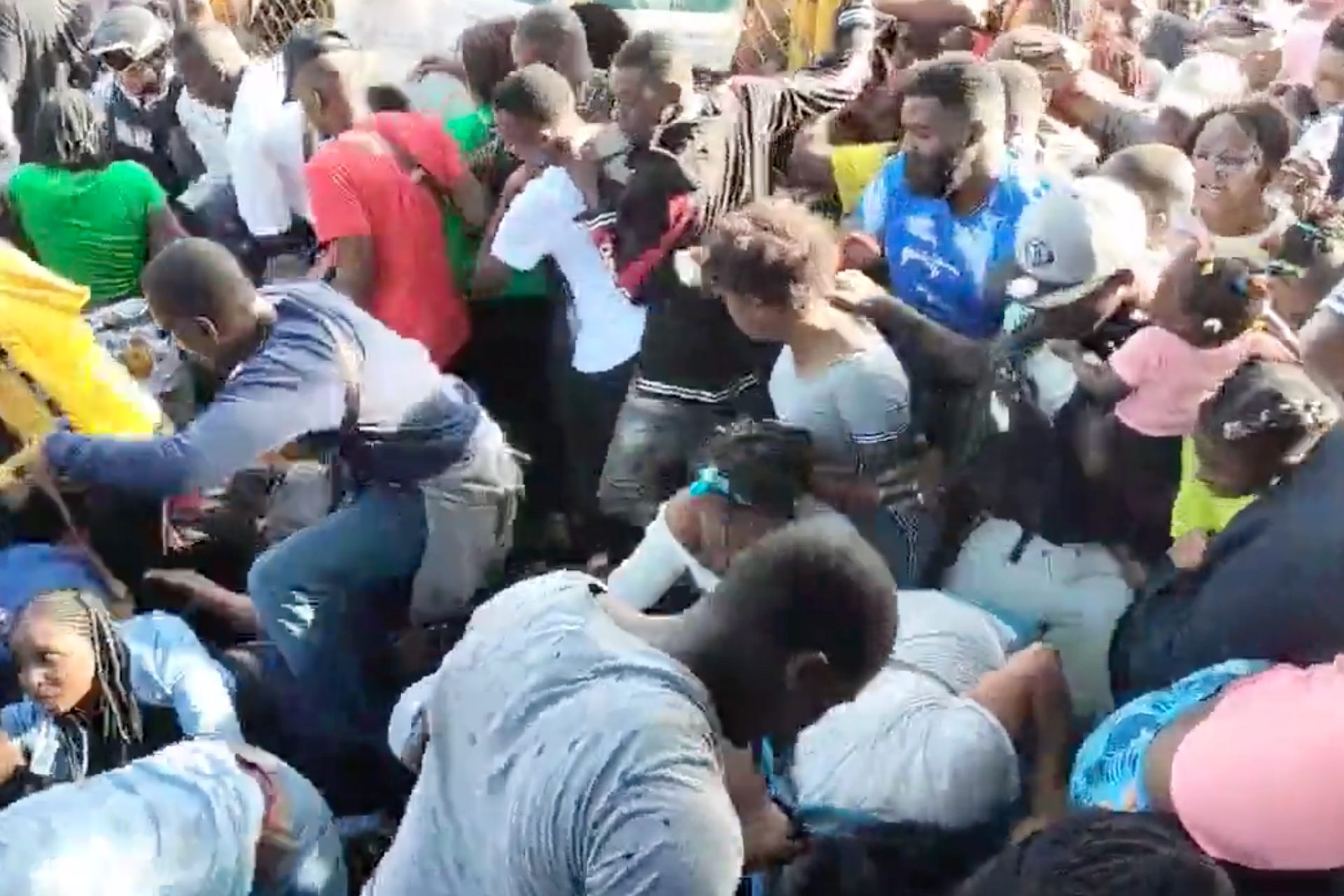 Miles de migrantes que buscan asilo chocan con autoridades en Tapachula, Chiapas