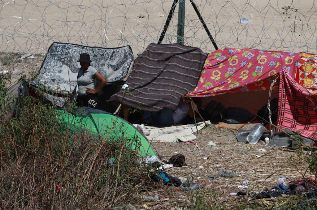Migrantes usan las barricadas de frontera México-EE.UU. para instalar campamento - migrantes-usan-las-barricadas-de-frontera-mexico-eeuu-para-instalar-campamento-1024x679