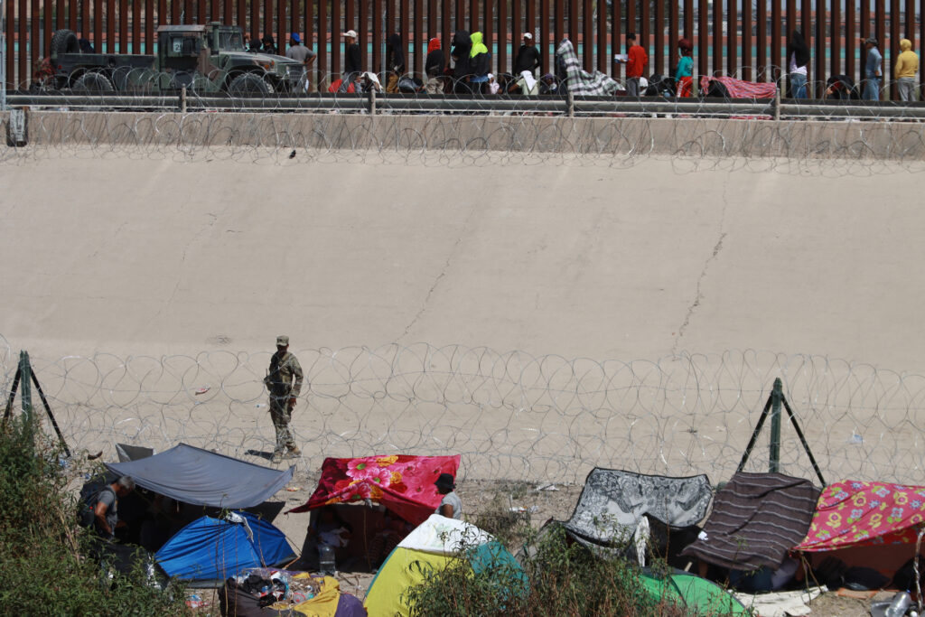 Migrantes usan las barricadas de frontera México-EE.UU. para instalar campamento - migrantes-usan-las-barricadas-de-frontera-mexico-eeuu-para-instalar-campamento-2-1024x683