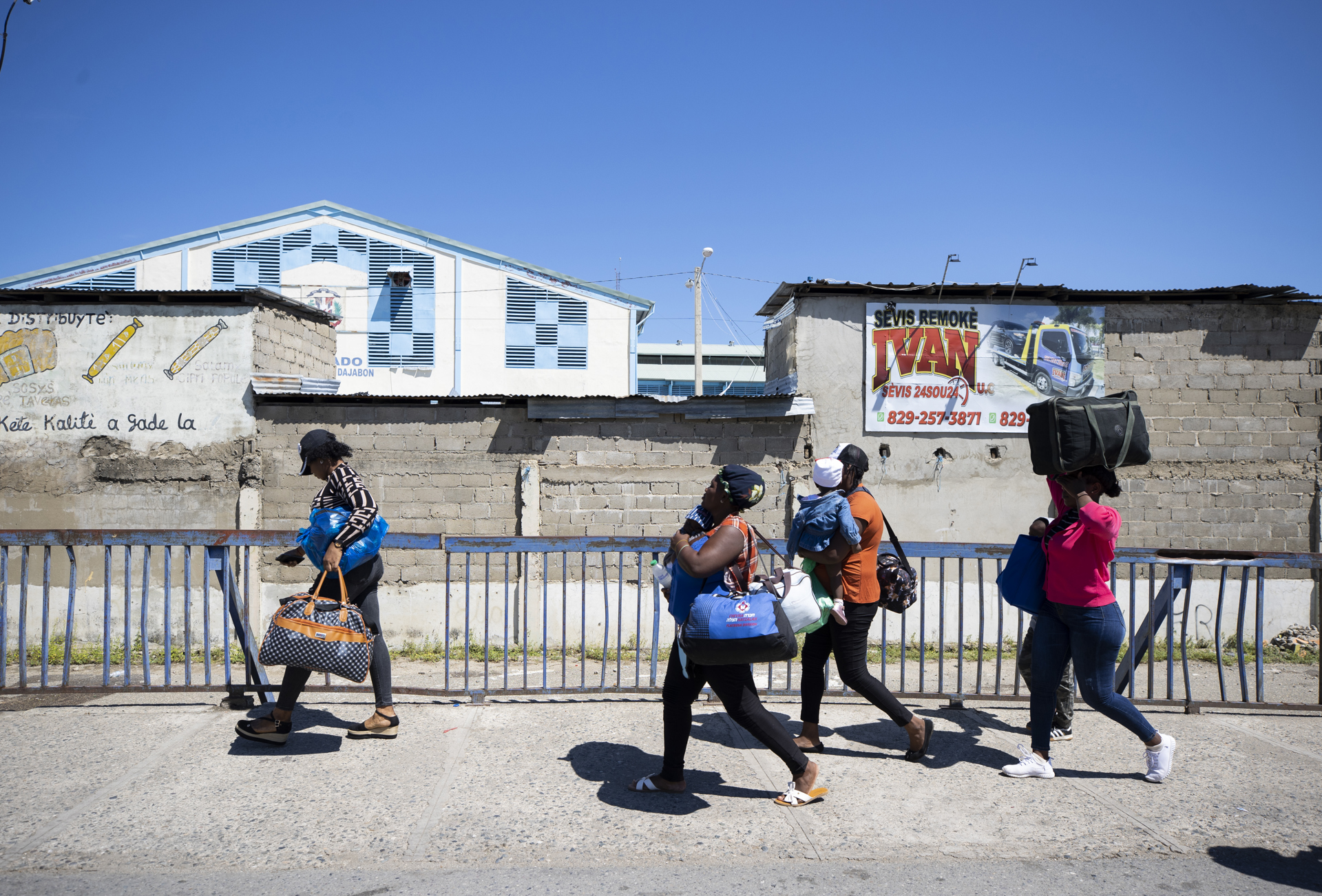Miles de haitianos abandonan diariamente República Dominicana