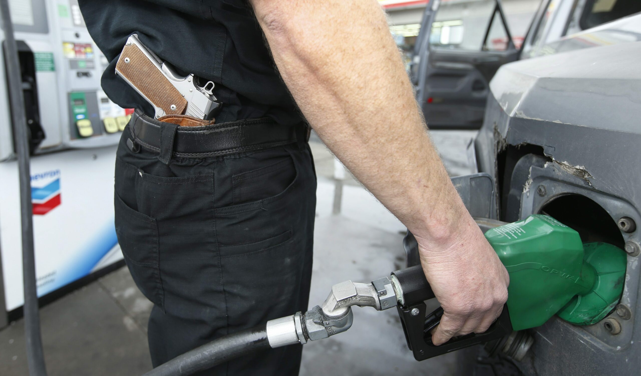 Nuevo México prohíbe portar públicamente armas de fuego en Albuquerque