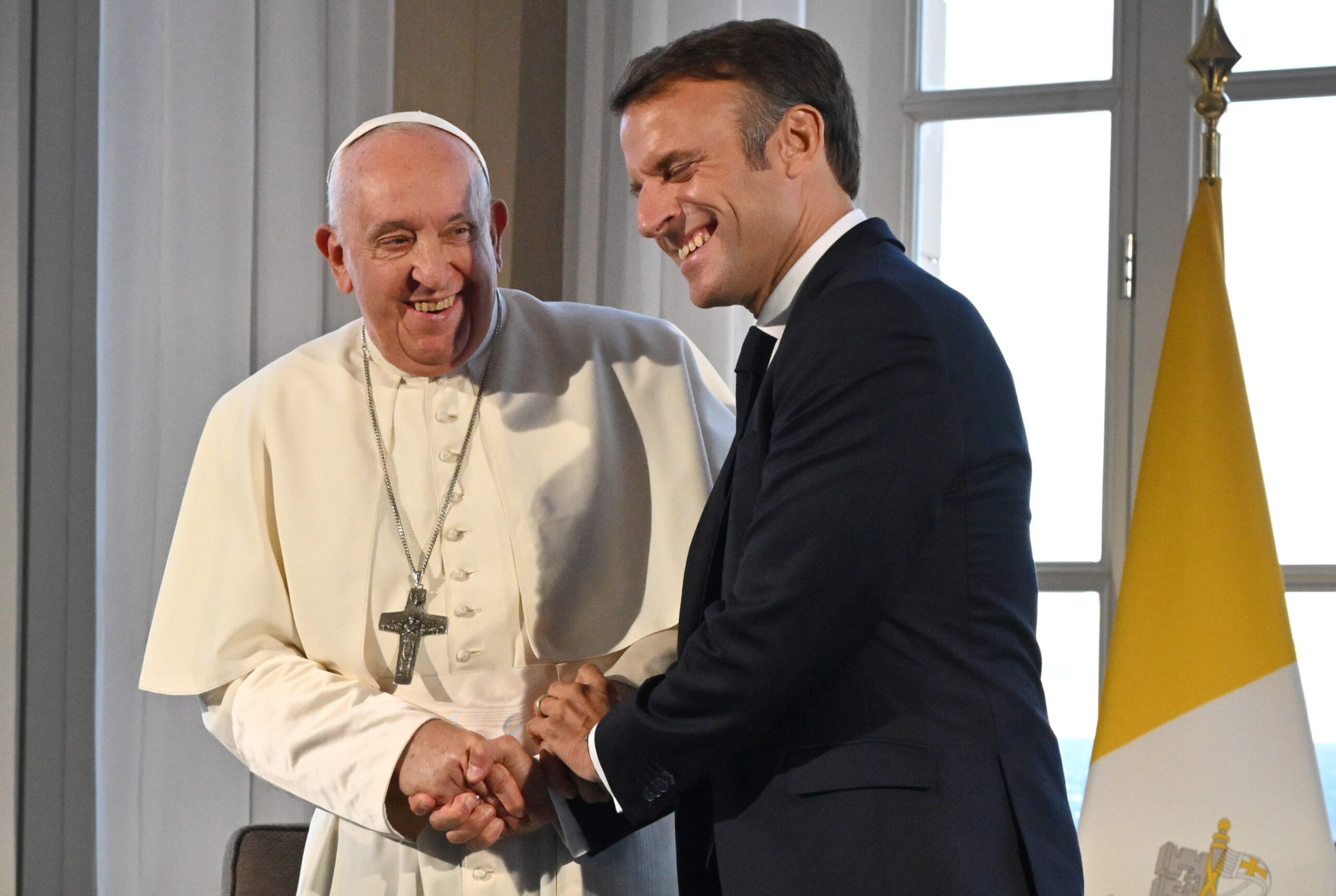 Papa Francisco se reúne con Emmanuel Macron