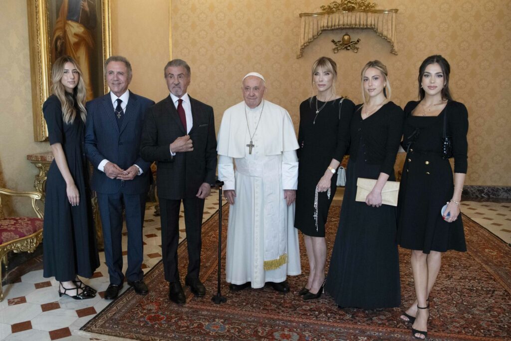 Papa Francisco recibe en el Vaticano a Sylvester Stallone: "Hemos crecido con sus películas" - papa-francisco-con-sylvester-stallone-y-su-familia-1024x683