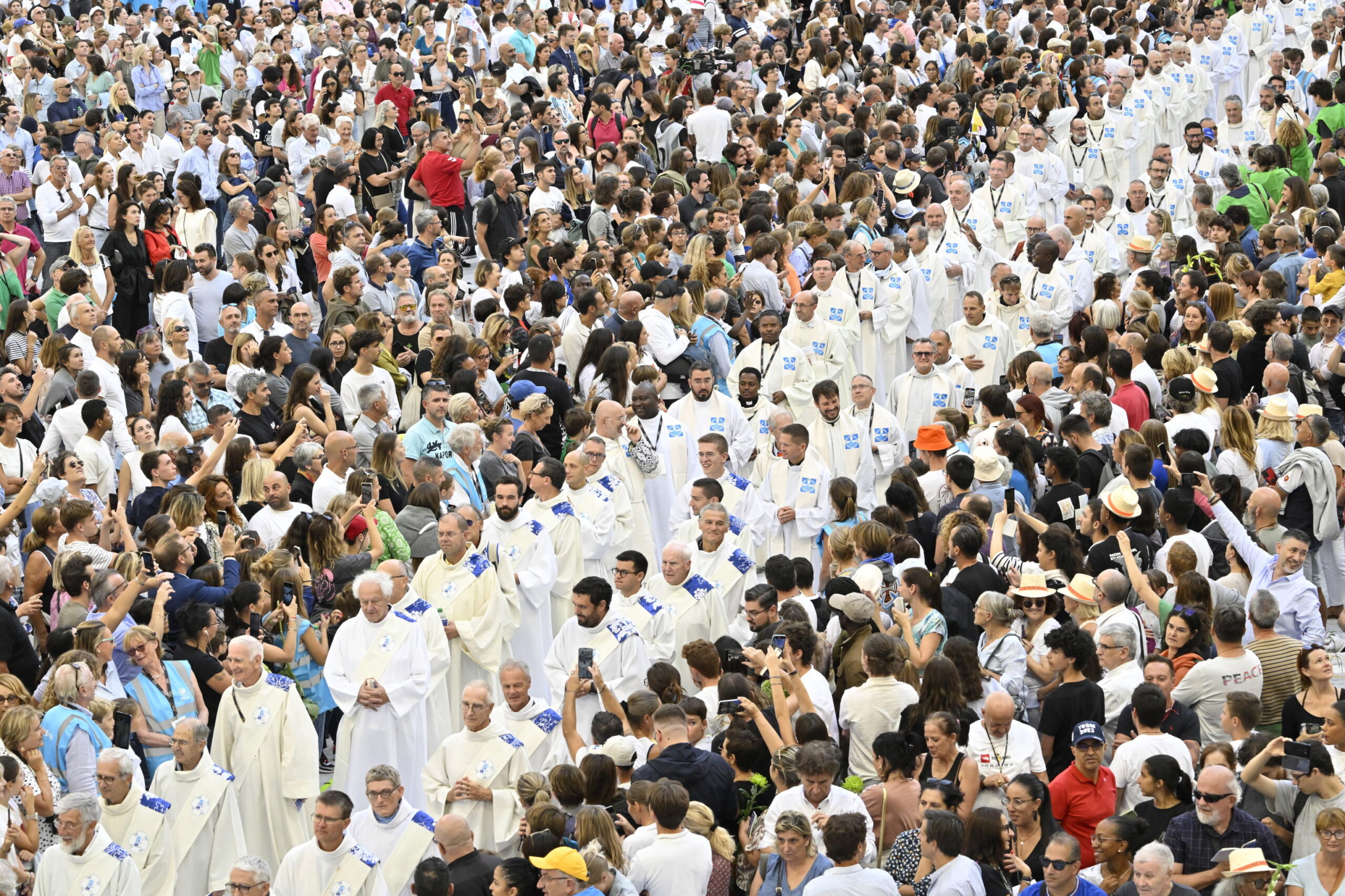 Papa Francisco recuerda a víctimas de atentados terroristas tras celebrar misa en Marsella