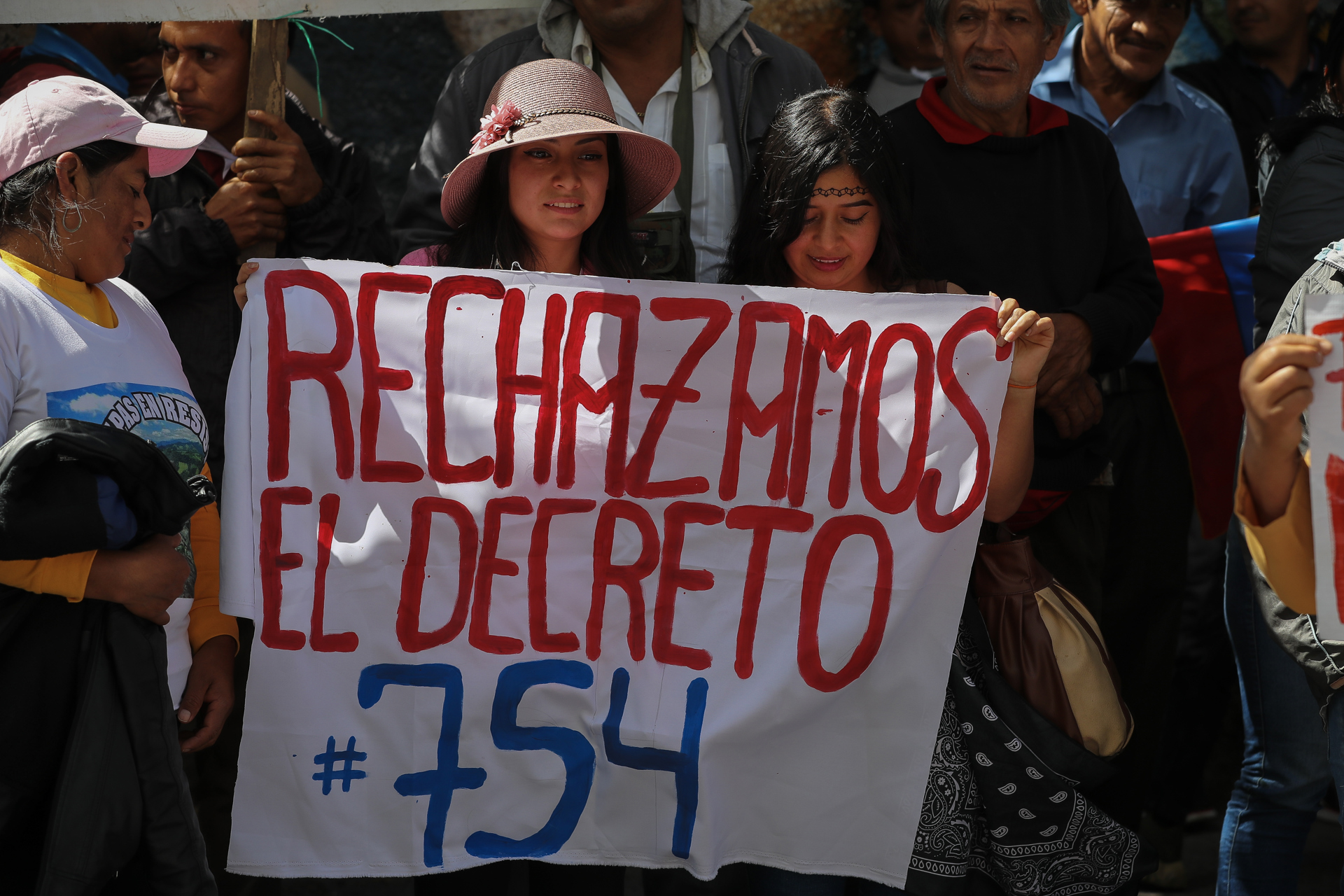 Plantón de comunidades indígenas y grupos antimineros por Decreto 754 en Ecuador