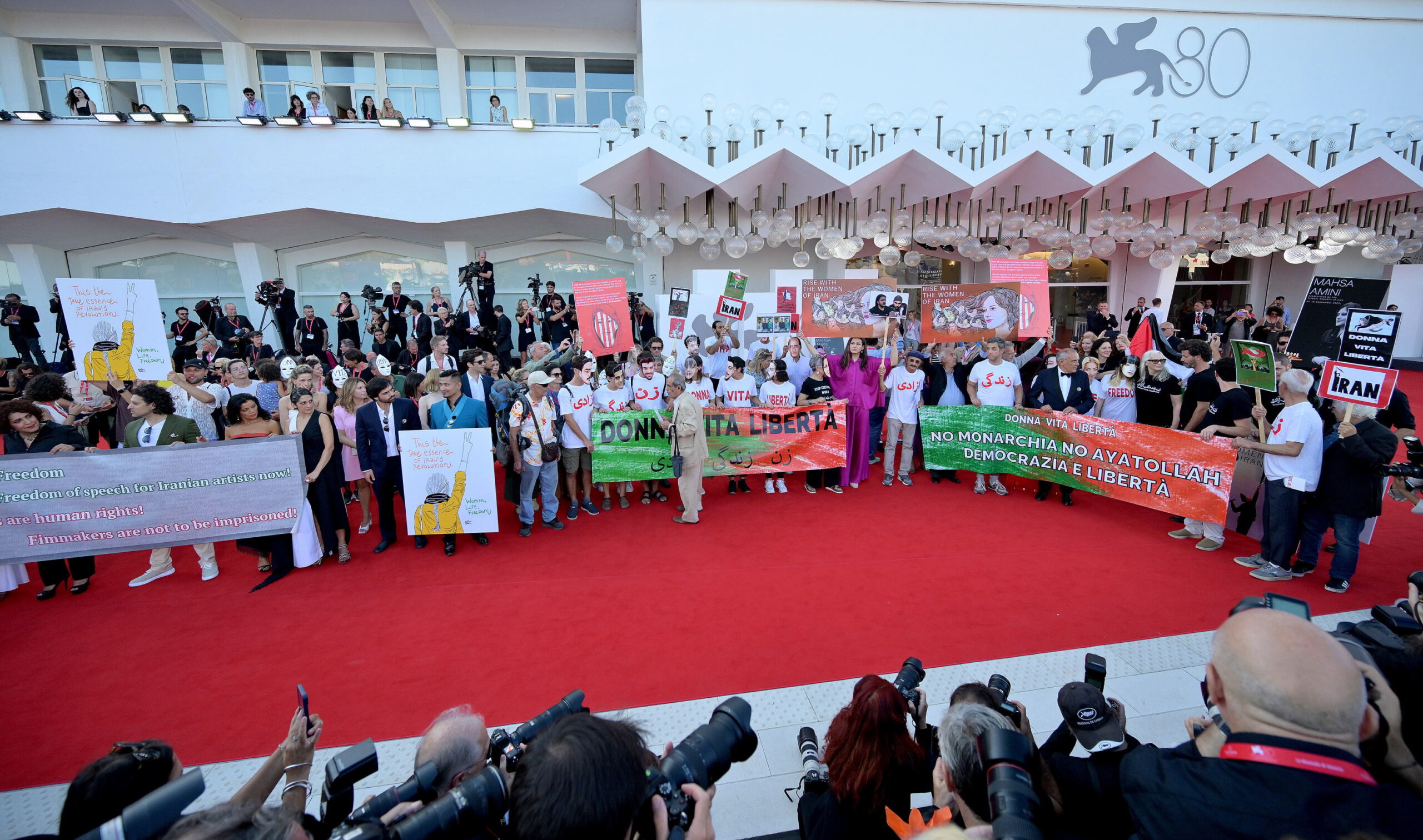 Festival de Venecia se solidariza con Irán al grito de “mujeres, vida, libertad” Festival de Venecia se solidariza con Irán al grito de “mujeres, vida, libertad”