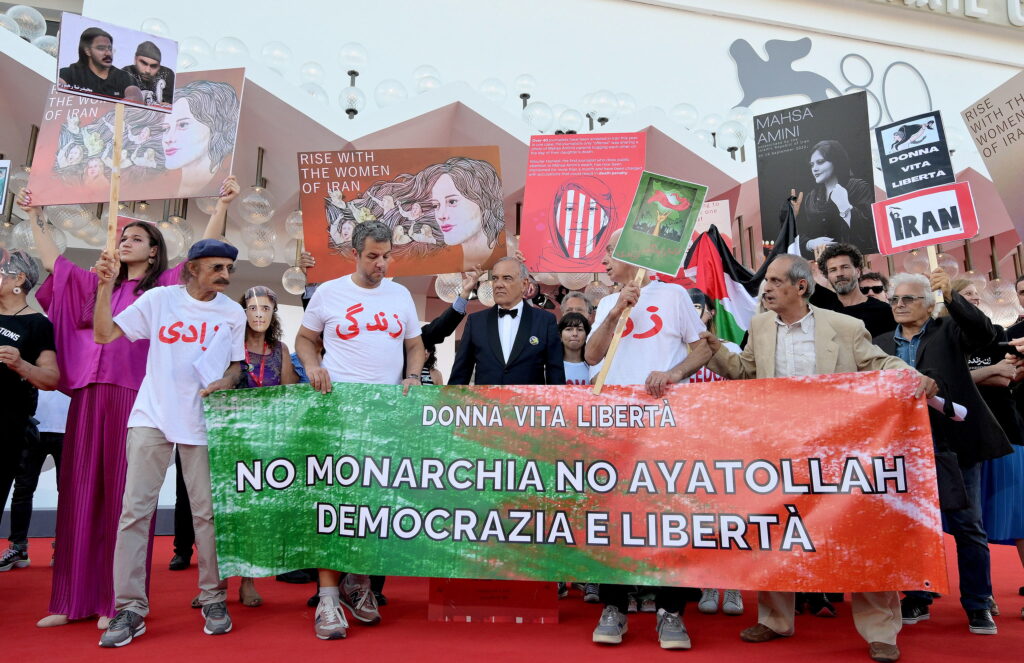 Festival de Venecia se solidariza con Irán al grito de "mujeres, vida, libertad" - protestas-venecia2-1024x663