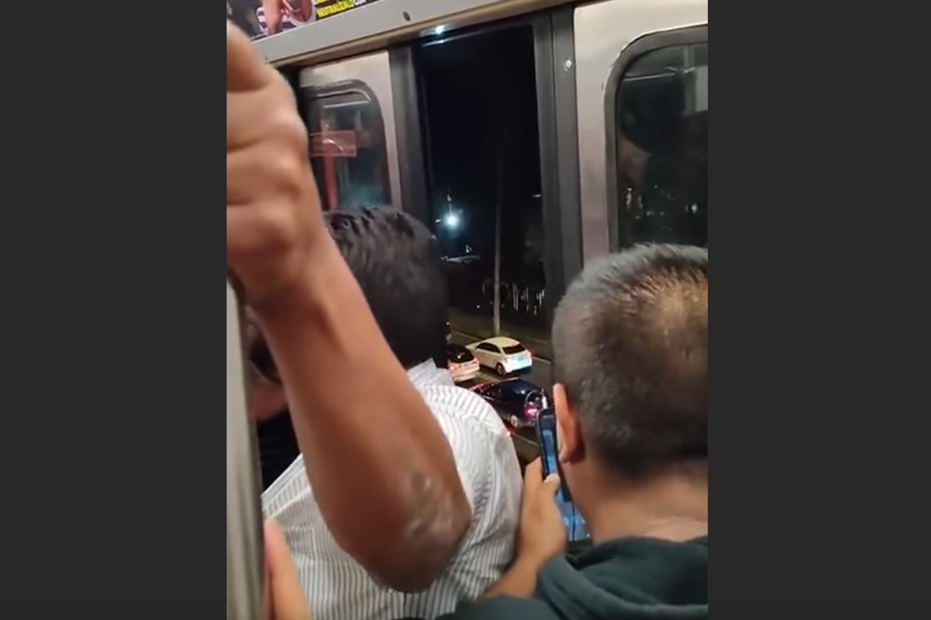 #Video Se abre puerta de convoy del Metro CDMX en pleno tramo elevado #Video Se abre puerta de convoy del Metro CDMX en pleno tramo elevado