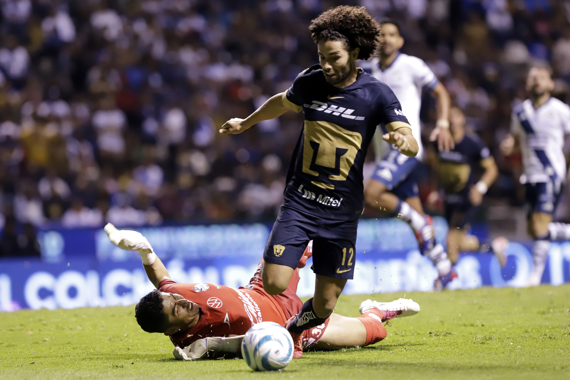 Pumas derrotan a Puebla con doblete del ‘Chino’ Huerta Pumas derrotan a Puebla con doblete del ‘Chino’ Huerta