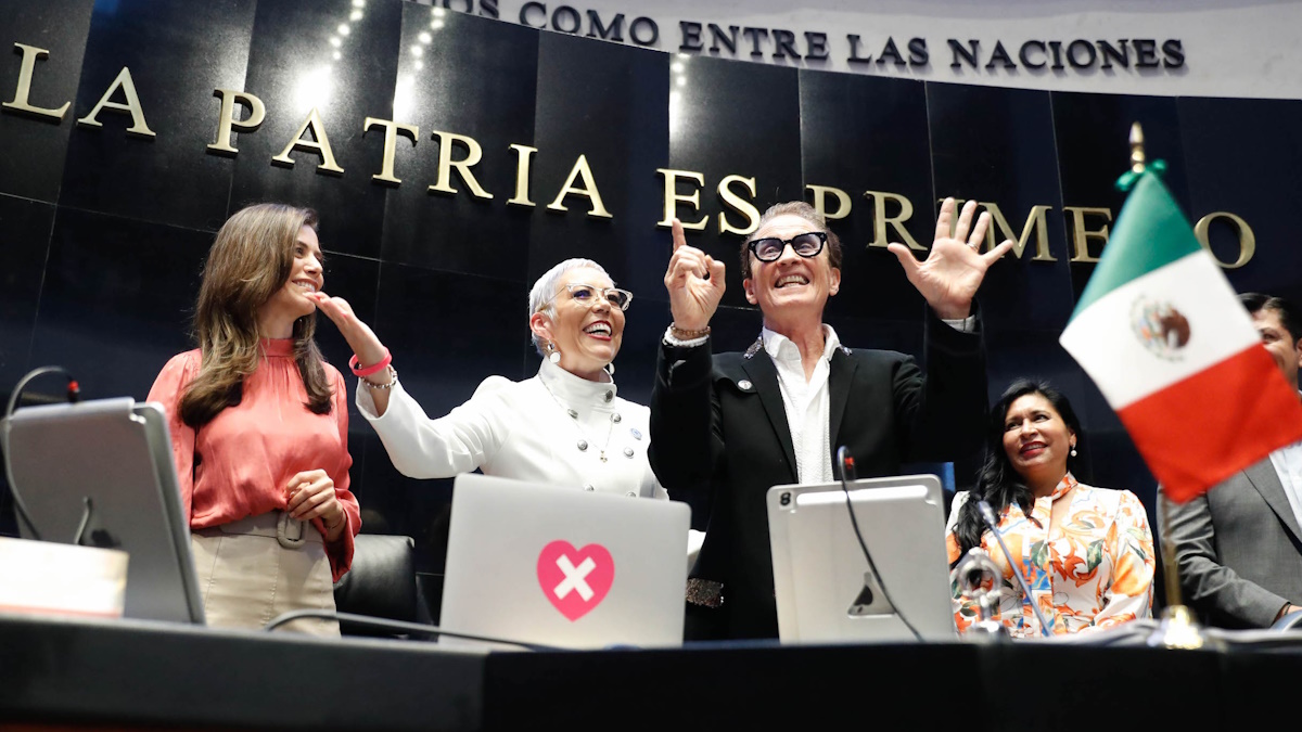 Reconocen a Emmanuel en el Senado por su trayectoria artística Reconocen a Emmanuel en el Senado por su trayectoria artística