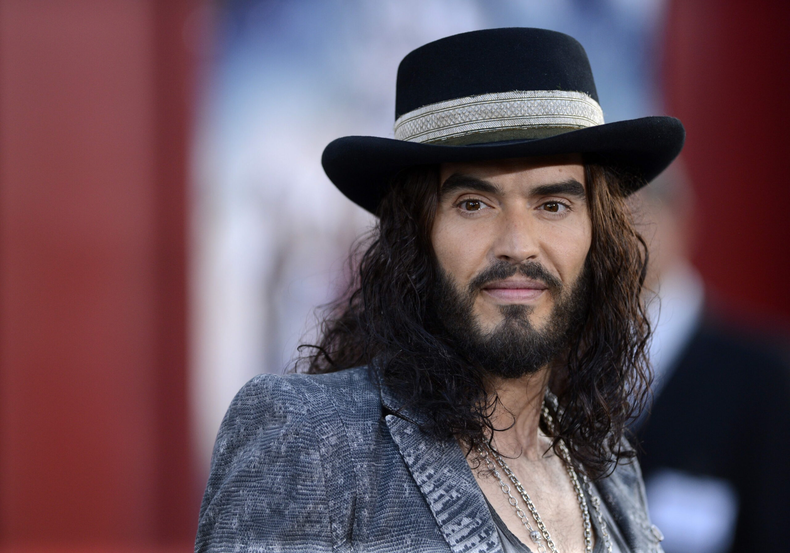 Russell Brand califica de “angustiosa” su situación tras acusaciones de agresiones Russell Brand califica de “angustiosa” su situación tras acusaciones de agresiones