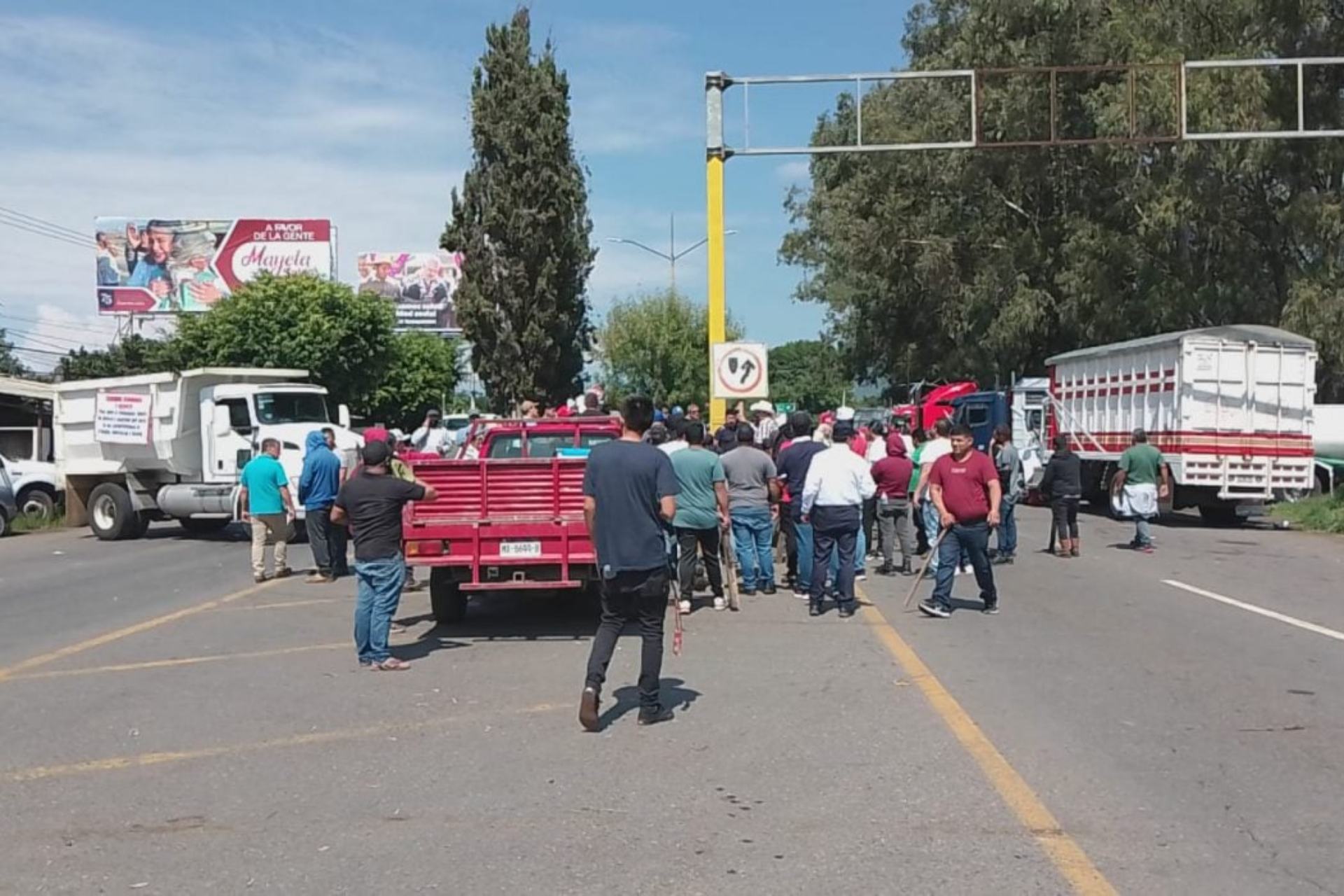Transportistas bloquean accesos a Uruapan, Michoacán Transportistas bloquean accesos a Uruapan, Michoacán