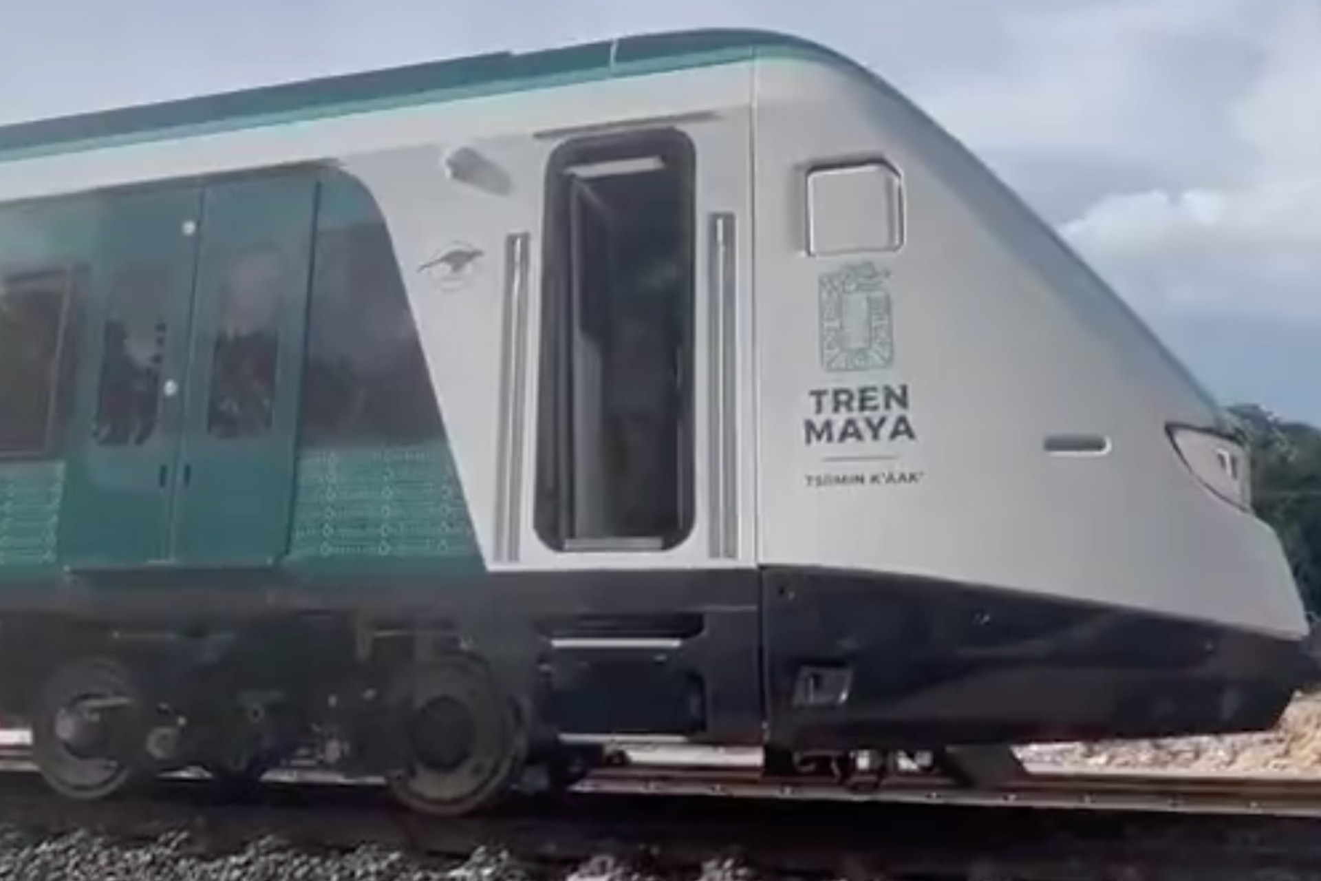 Convoy del Tren Maya donde se trasladaba AMLO paró por una hora; “No pueden grabar”, dijo militar a periodistas Convoy del Tren Maya donde se trasladaba AMLO paró por una hora; “No pueden grabar”, dijo militar a periodistas