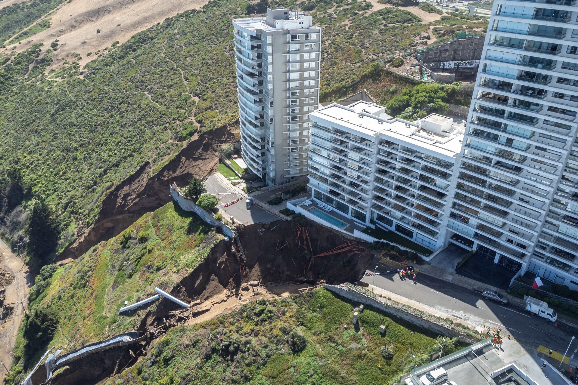 Un segundo socavón pone en riesgo de colapso un lujoso edificio en Viña del Mar
