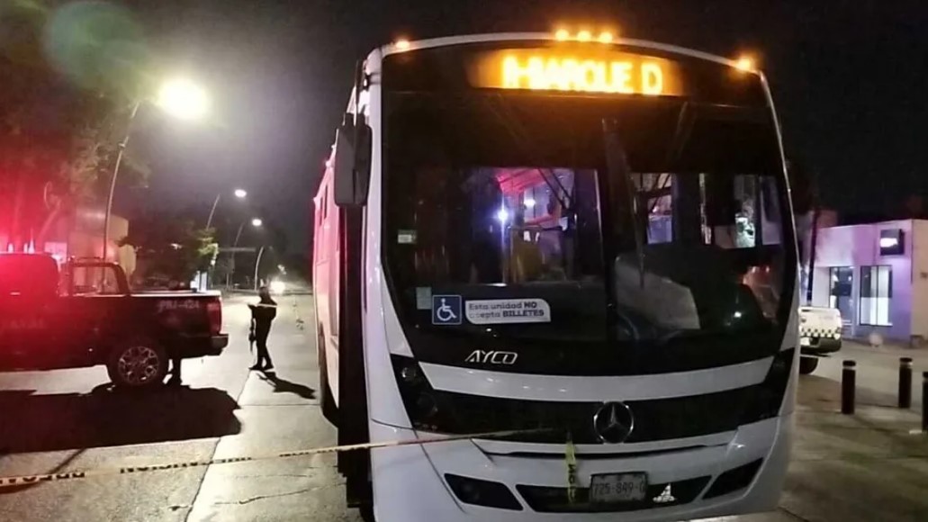 Sujeto secuestra camión en Jalisco y obliga a saltar a pasajeros; hay un muerto