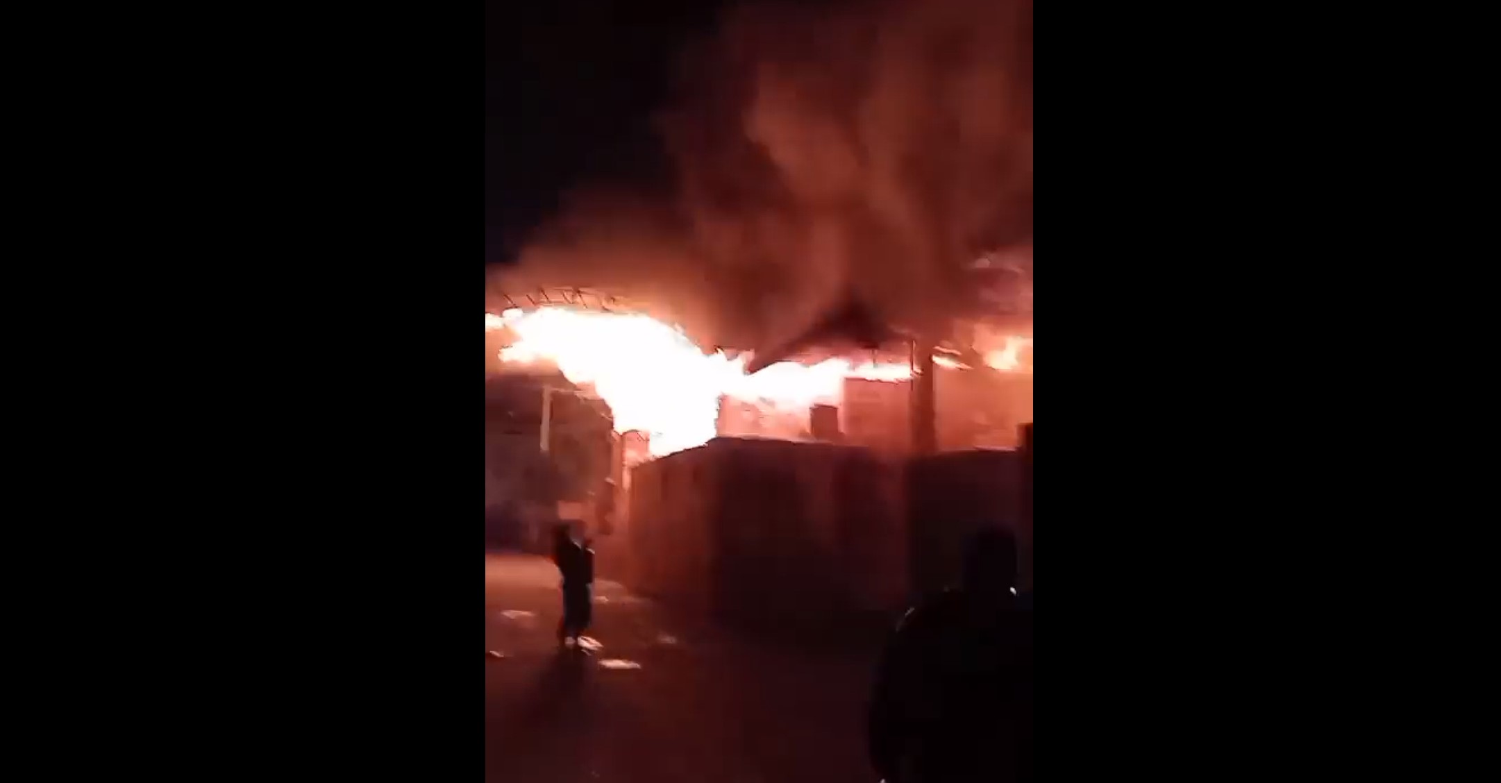 Fuerte incendio en la Central de Abasto de Toluca