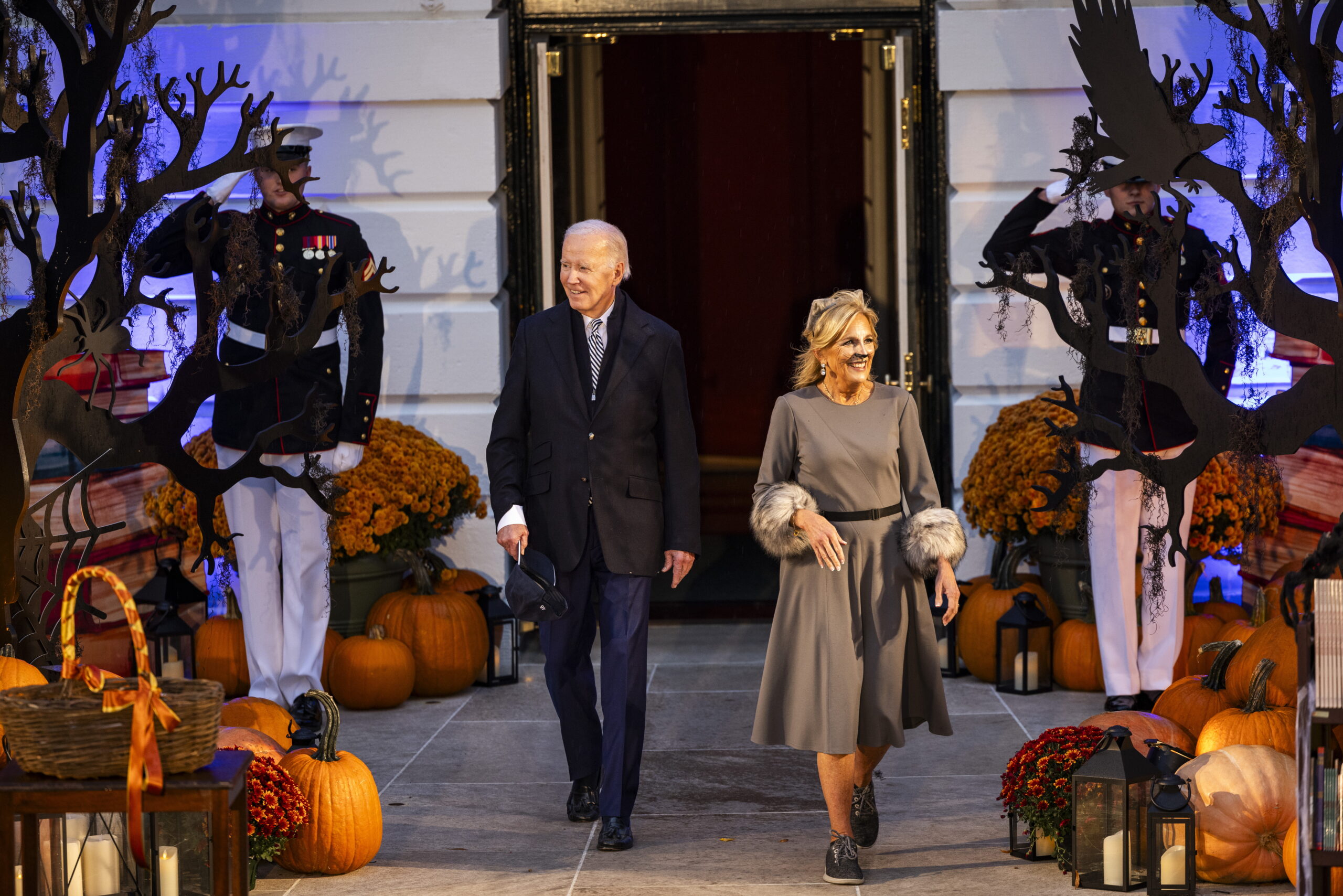 Jill Biden Se Disfraza Y Da Libros A Los Niños Por Halloween En La Casa ...