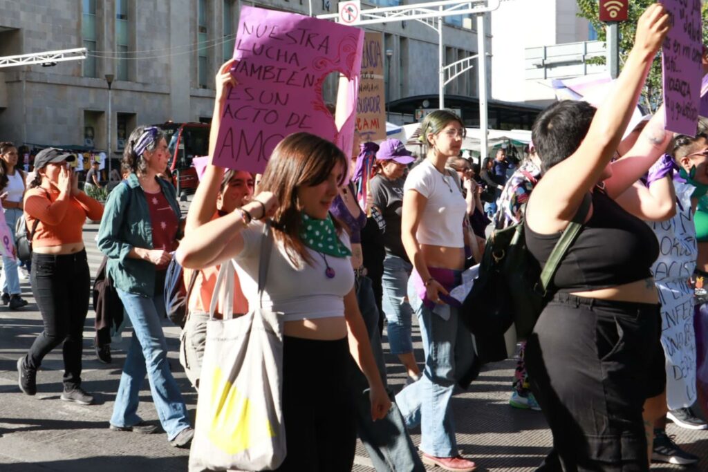 Cientos de mujeres marchan en la CDMX para conmemorar el 25N