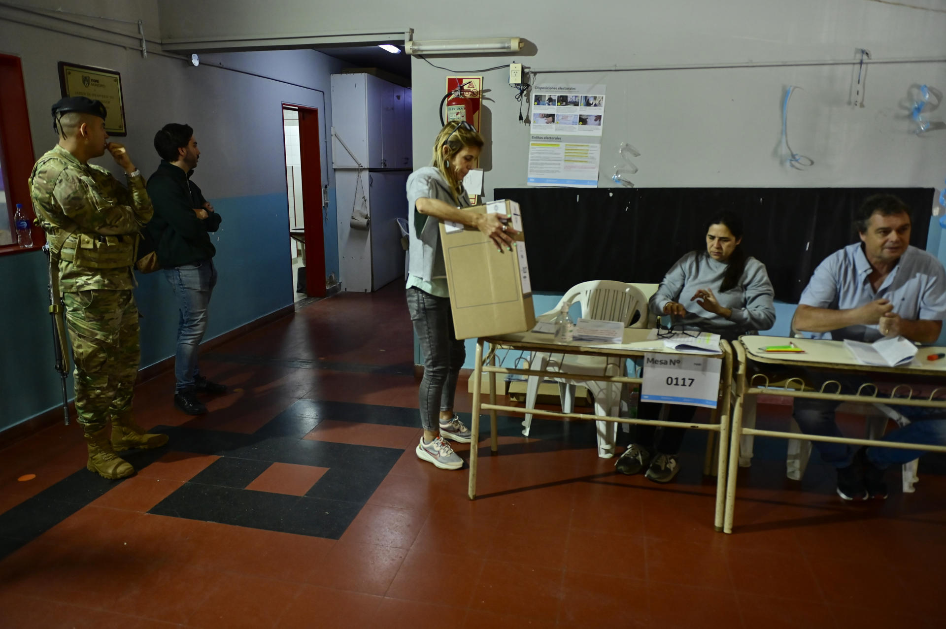 Cierran los centros de votación en Argentina con una participación del 76 % Cierran los centros de votación en Argentina con una participación del 76 %