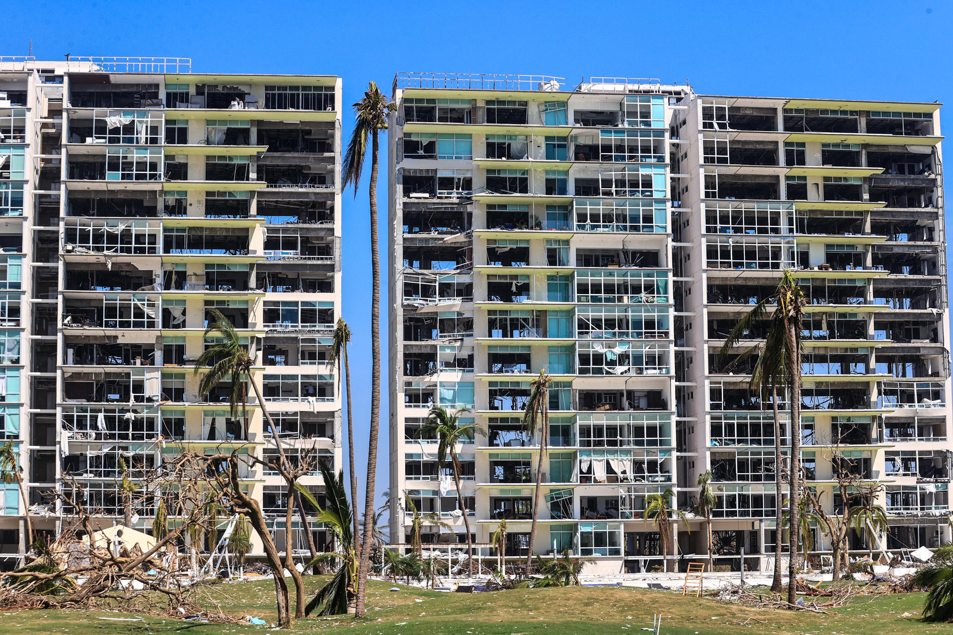 AMLO estima que al menos 35 hoteles de Acapulco estén rehabilitados para abril de 2024