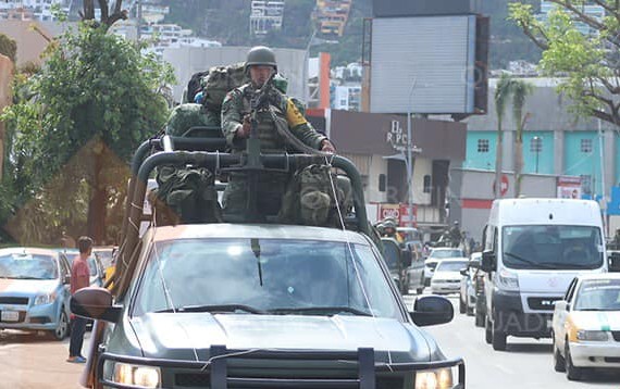 Llegan más de 200 militares a Acapulco para ayudar en entrega de despensas y enseres domésticos Llegan más de 200 militares a Acapulco para ayudar en entrega de despensas y enseres domésticos