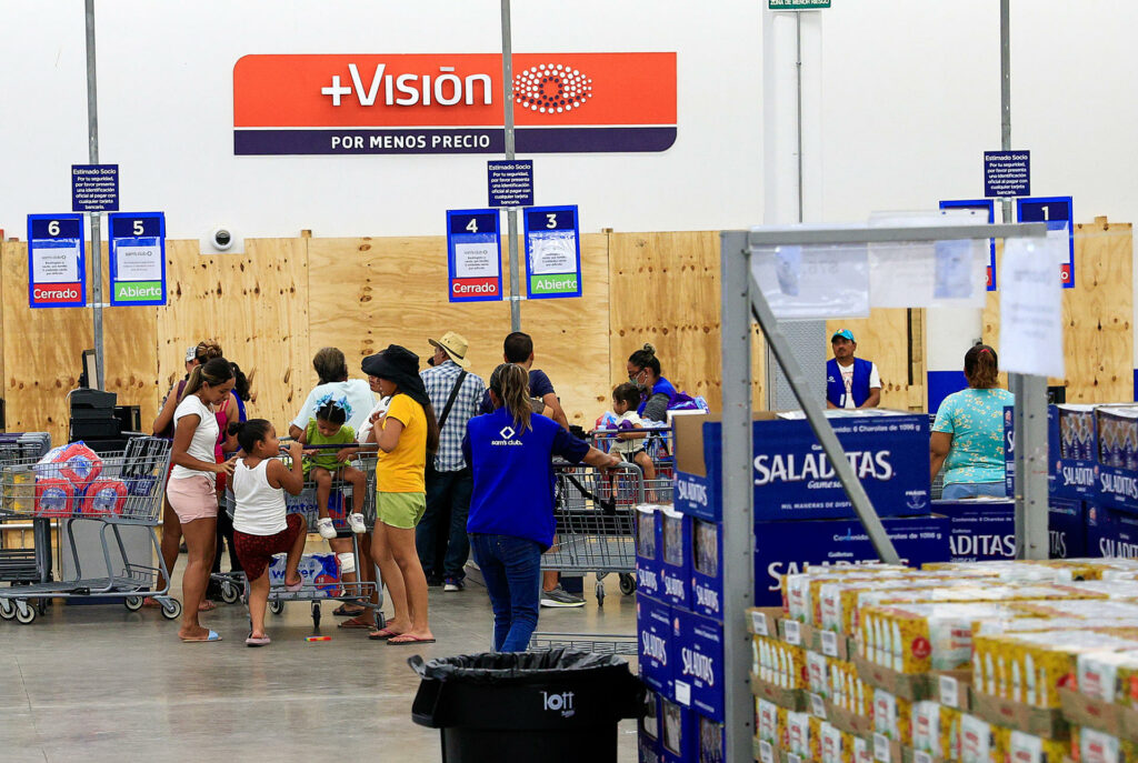 Largas filas en Acapulco por la reapertura de supermercados tras el paso de Otis - acapulco-otis-guerrero-reapertura-supermercados-2-1024x687