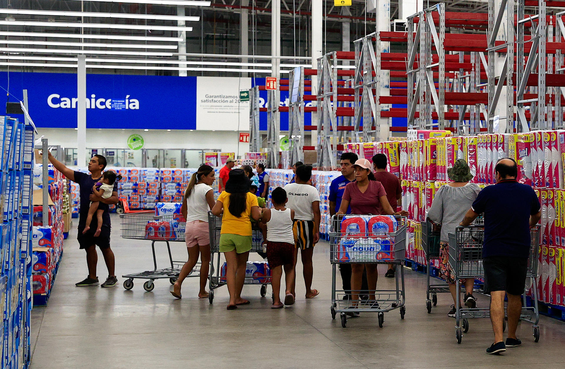 Largas filas en Acapulco por la reapertura de supermercados tras el paso de Otis Largas filas en Acapulco por la reapertura de supermercados tras el paso de Otis