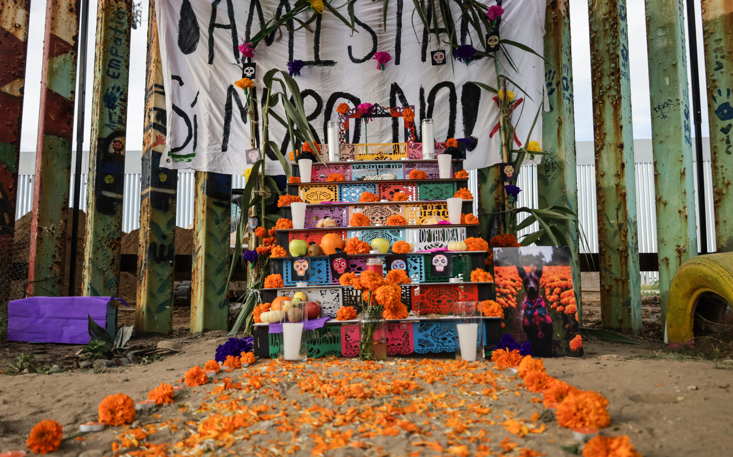 Activistas colocan ofrenda en muro fronterizo México-EE.UU. en honor a migrantes muertos