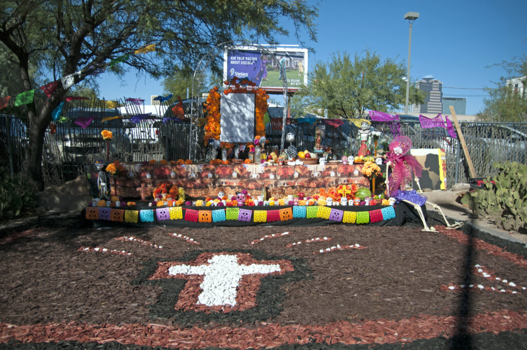 Con altar de muertos recuerdan a migrantes fallecidos en la frontera de Arizona con México - altar-de-muertos2-1024x680