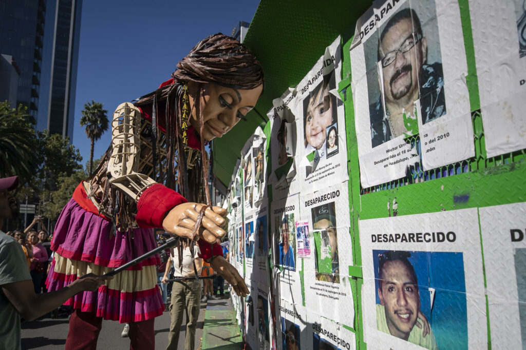 La muñeca gigante Amal recorre la Ciudad de México con mensaje en pro de los refugiados - amal-en-la-glorieta-de-las-y-los-desaparecidos-1024x683