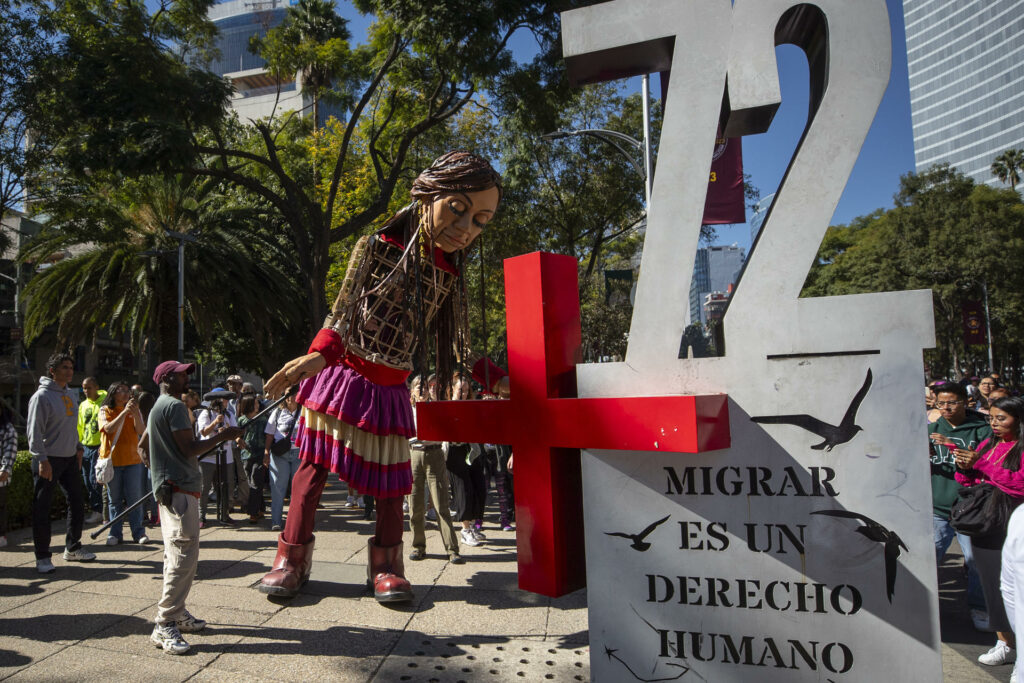 La muñeca gigante Amal recorre la Ciudad de México con mensaje en pro de los refugiados - amal-en-monumento-a-los-migrantes-1024x683