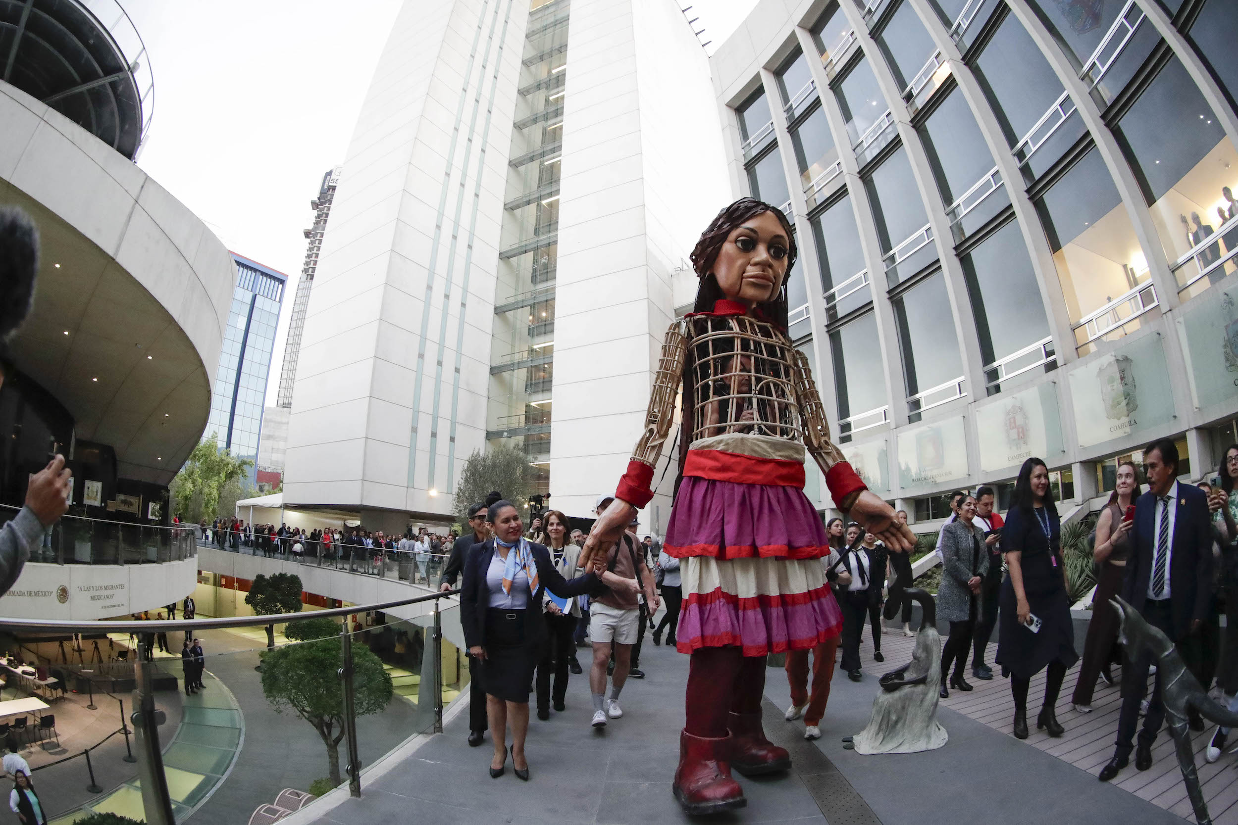 Senado recibe a la muñeca Amal, símbolo de la lucha por derechos de refugiados