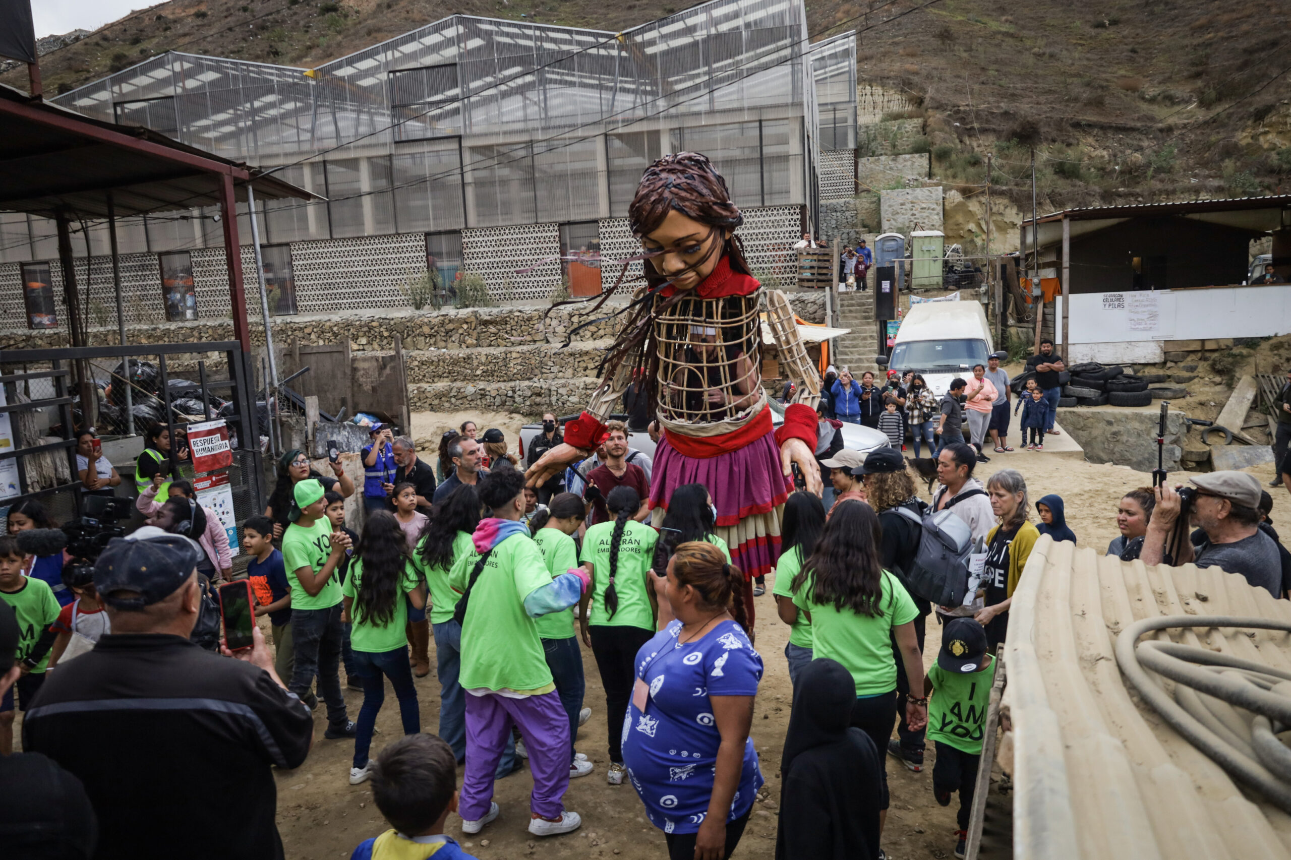 Amal recibe refugio simbólico de menores en albergue de migrantes en Tijuana Amal recibe refugio simbólico de menores en albergue de migrantes en Tijuana