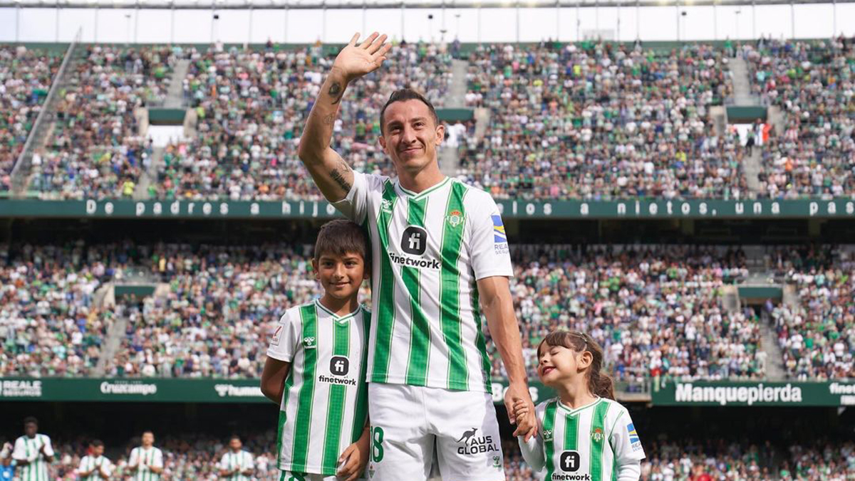 El Betis confía en tener una relación con Andrés Guardado tras su retirada