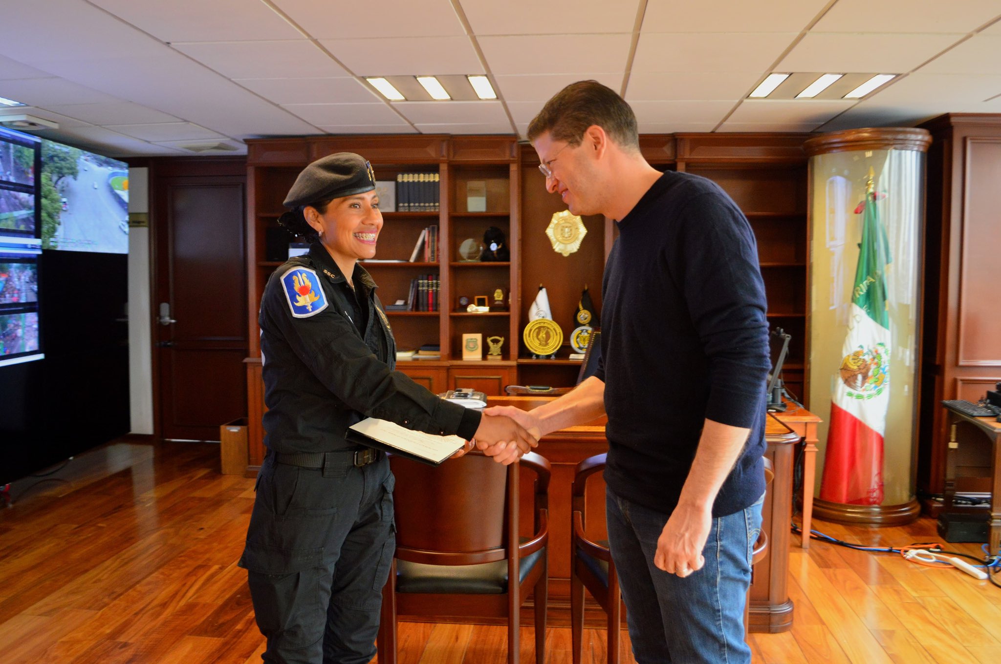 Ascienden a policía capitalina que amamantó a bebé en Acapulco tras impacto de Otis