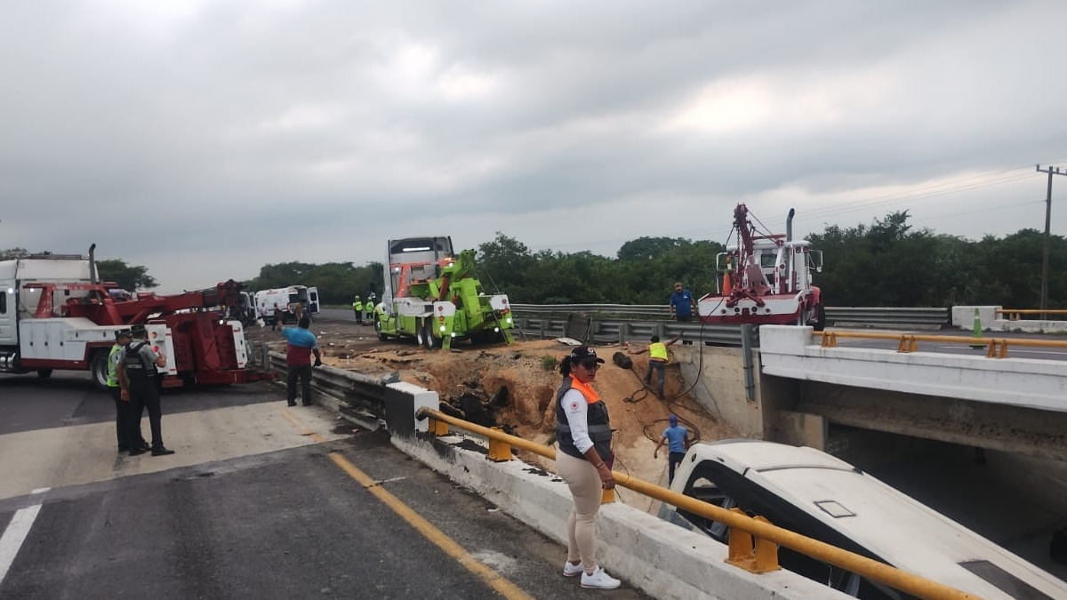 Aumentan a 12 los muertos por la caída de un autobús de un puente en Veracruz Aumentan a 12 los muertos por la caída de un autobús de un puente en Veracruz