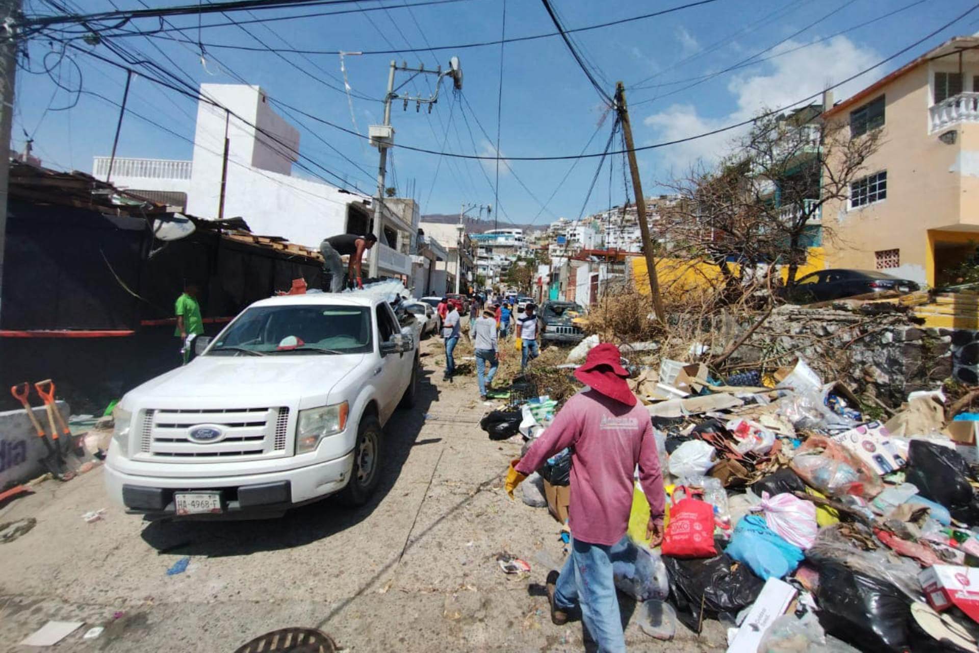 Toneladas de basura siguen apiladas en Acapulco a 11 días del impacto de Otis Toneladas de basura siguen apiladas en Acapulco a 11 días del impacto de Otis