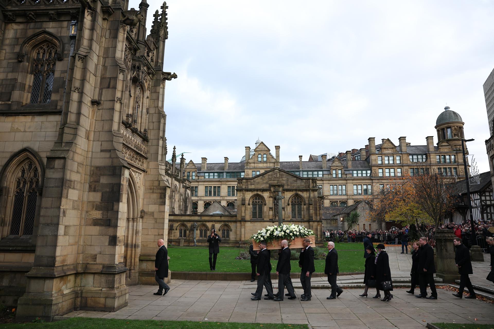 Mánchester despide a la leyenda Bobby Charlton en su funeral