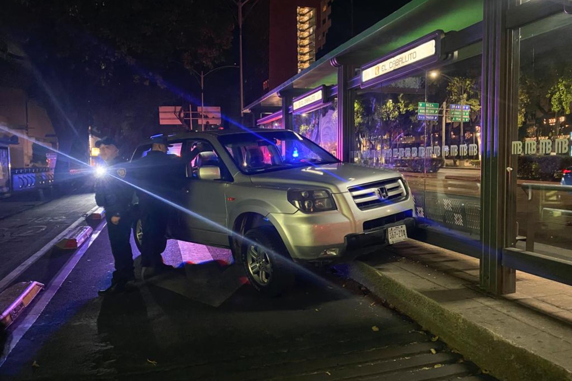Camioneta choca en estación El Caballito del Metrobús CDMX; policías intentan evitar que se grabara el hecho
