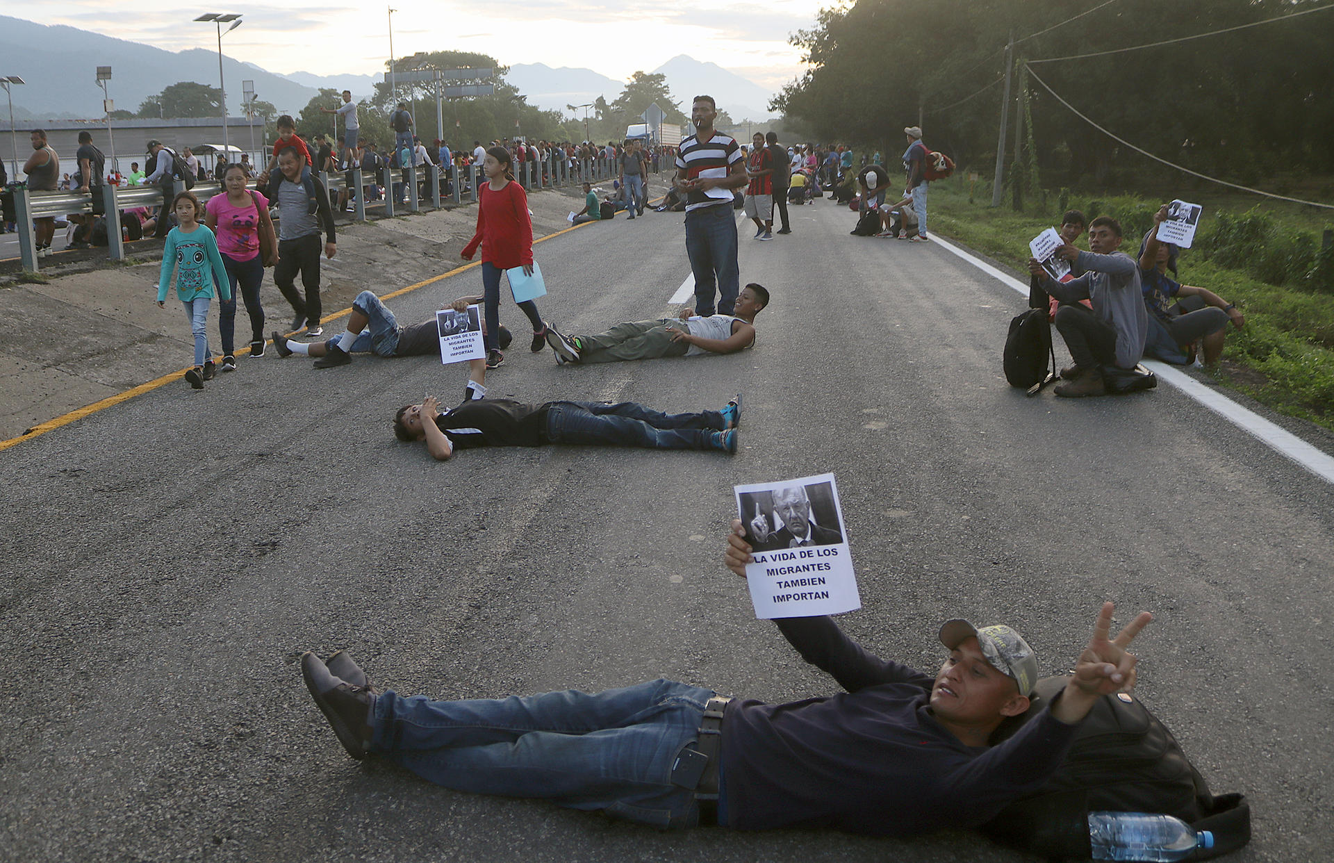 Caravana migrante bloquea carretera de Chiapas resguardada por la Guardia Nacional