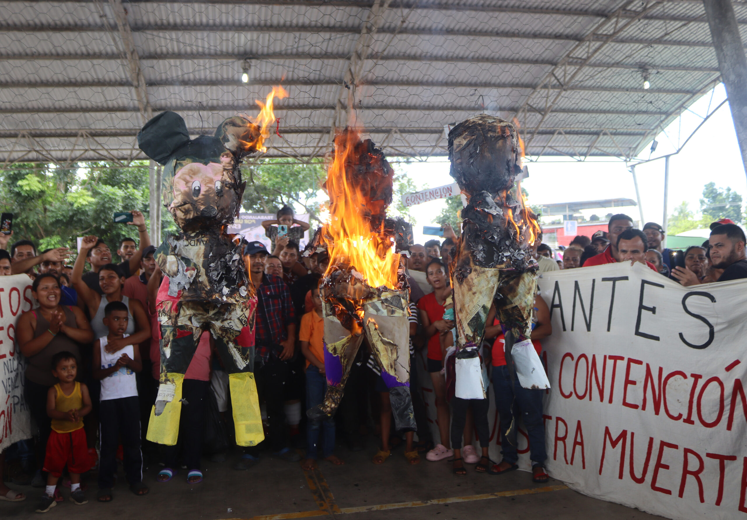 Caravana migrante quema piñatas de Francisco Garduño para exigir avanzar