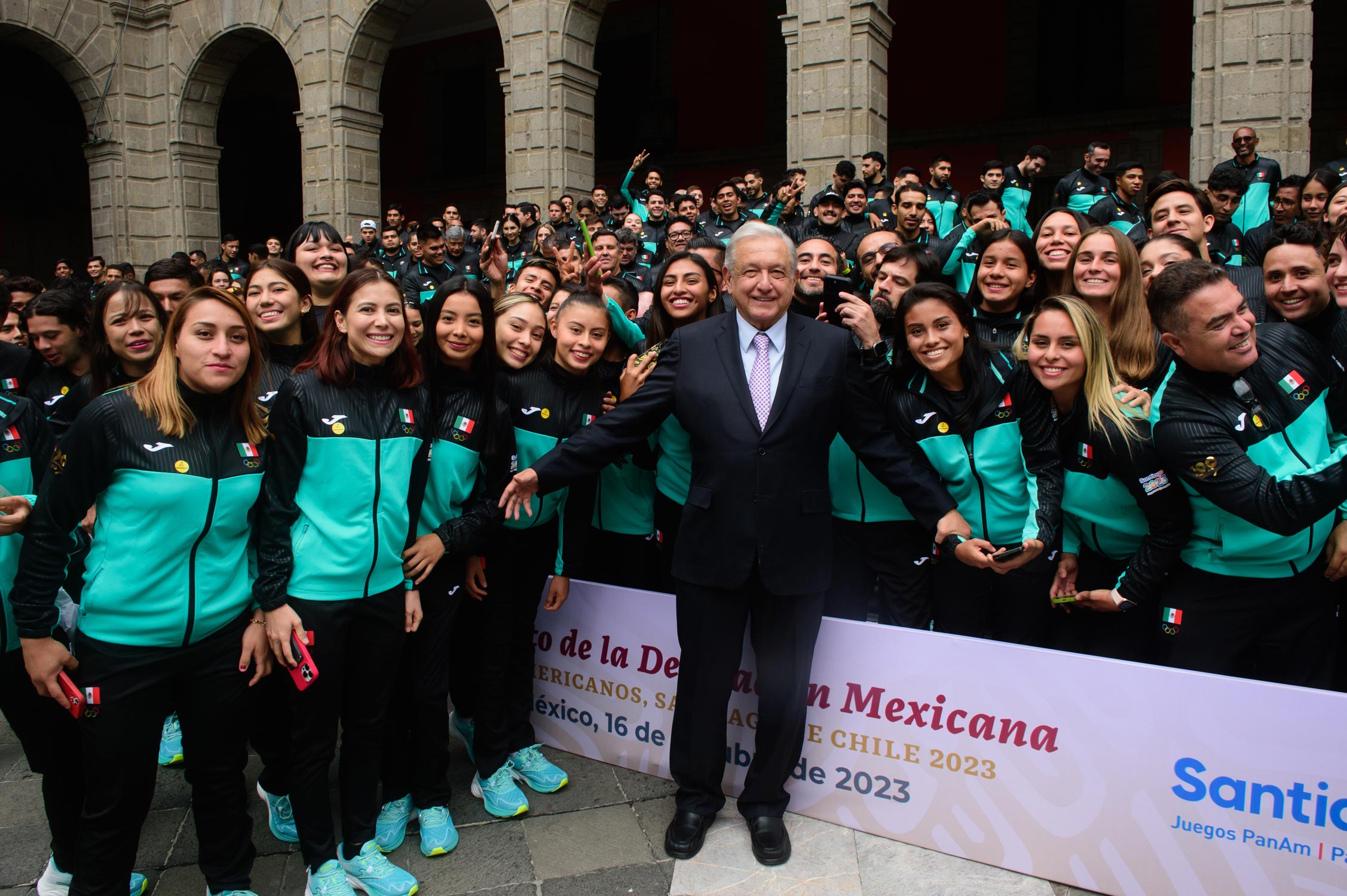 Celebra AMLO los 52 oros de México y su tercer lugar en los Juegos Panamericanos